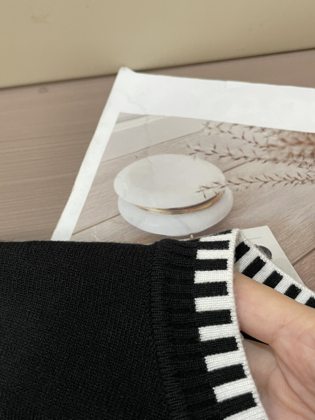 Loewe 2025秋冬 高级定制 都市风十足 经典简约大气圆领打底针织毛衣。 采用进口羊毛混纺面料 柔