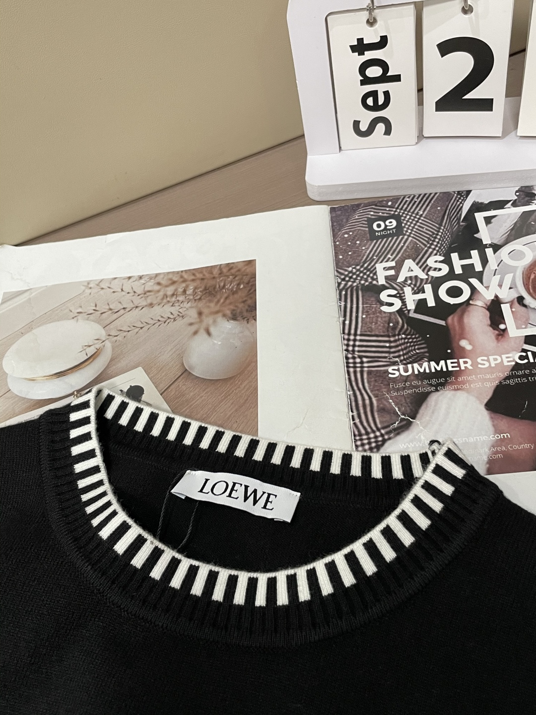 Loewe 2025秋冬 高级定制 都市风十足 经典简约大气圆领打底针织毛衣。 采用进口羊毛混纺面料 柔