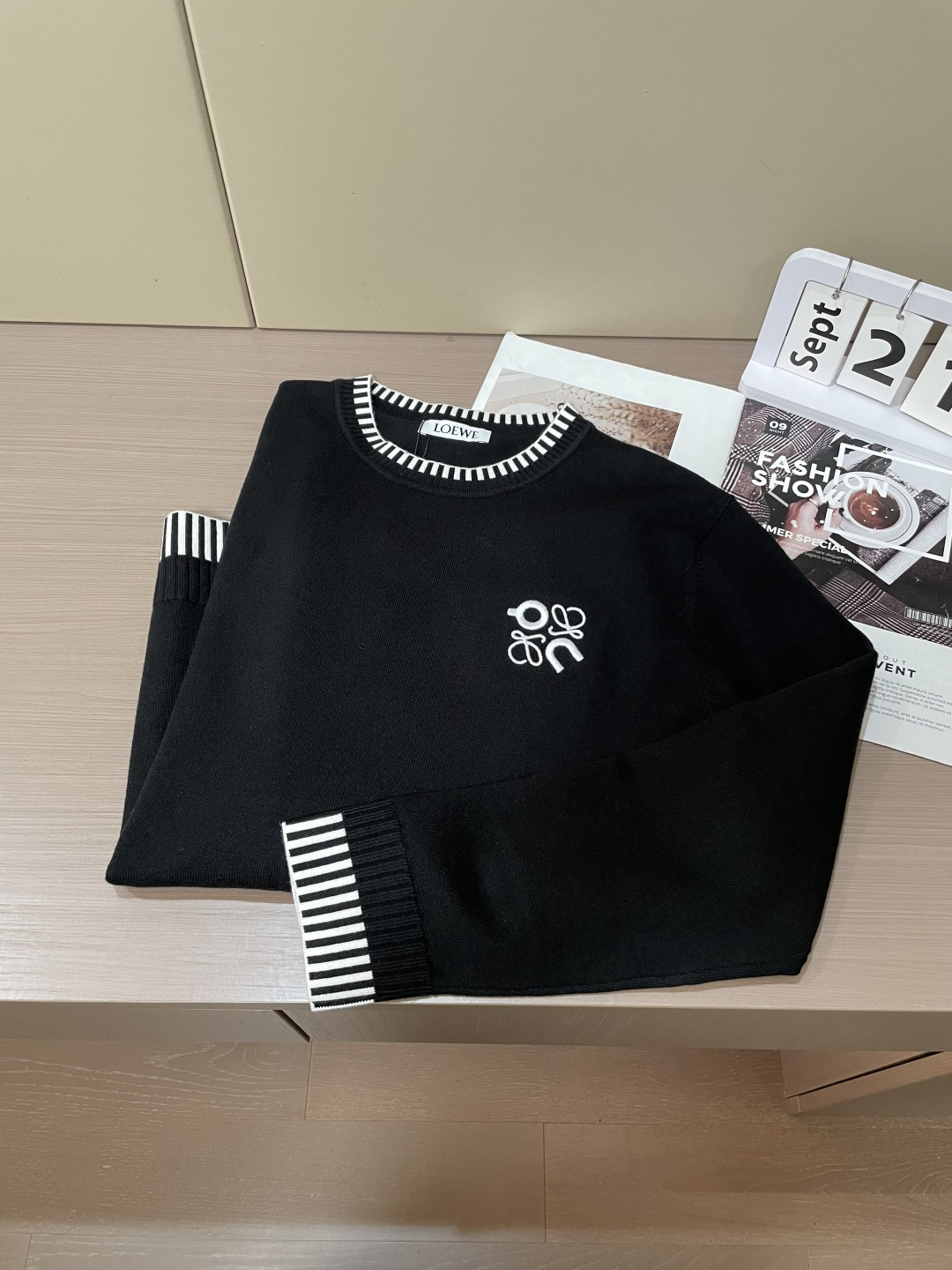 Loewe 2025秋冬 高级定制 都市风十足 经典简约大气圆领打底针织毛衣。 采用进口羊毛混纺面料 柔