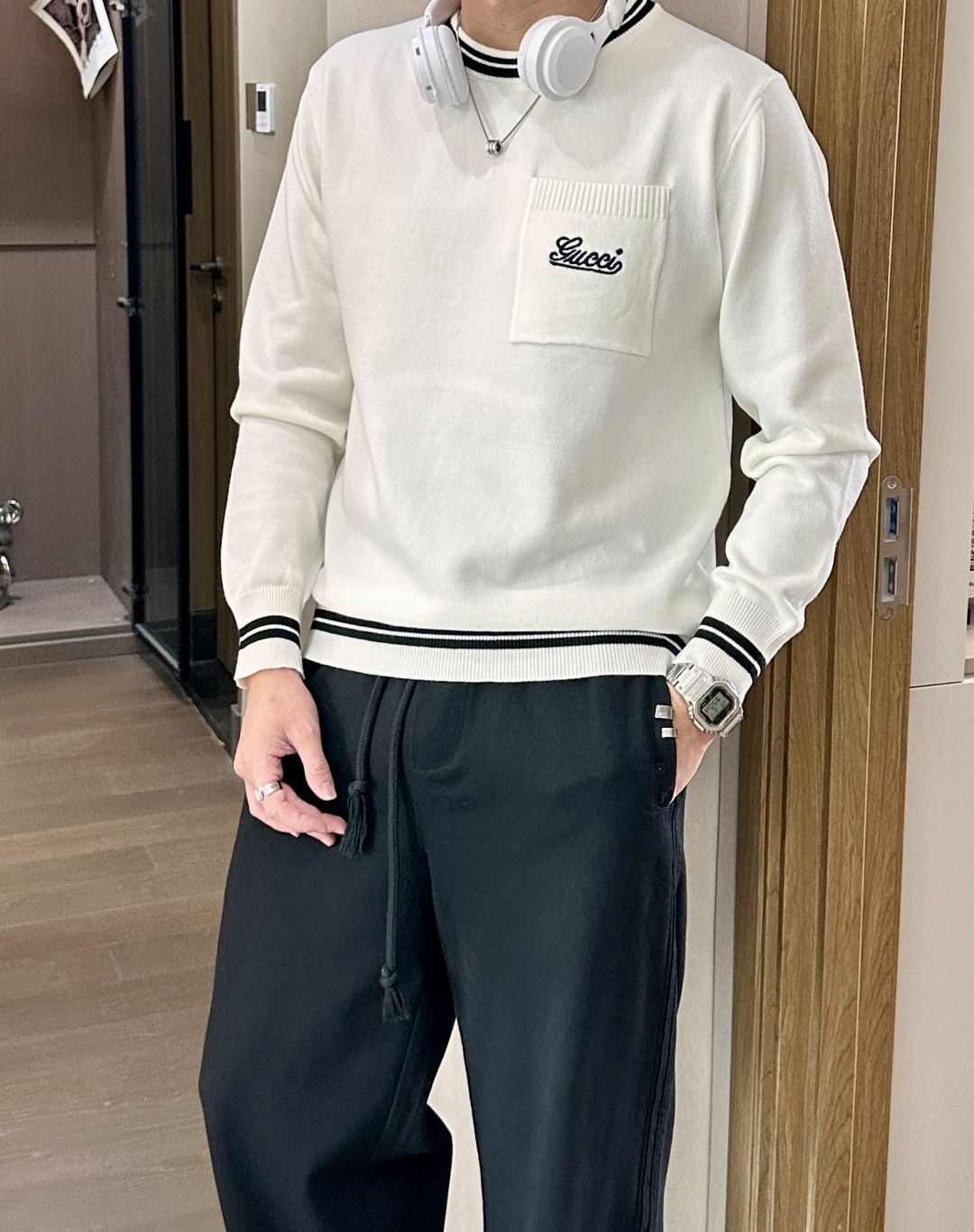 Gucc2025秋冬 高级定制 都市风十足 经典简约大气圆领打底针织毛衣。 采用进口羊毛混纺面料 柔软细