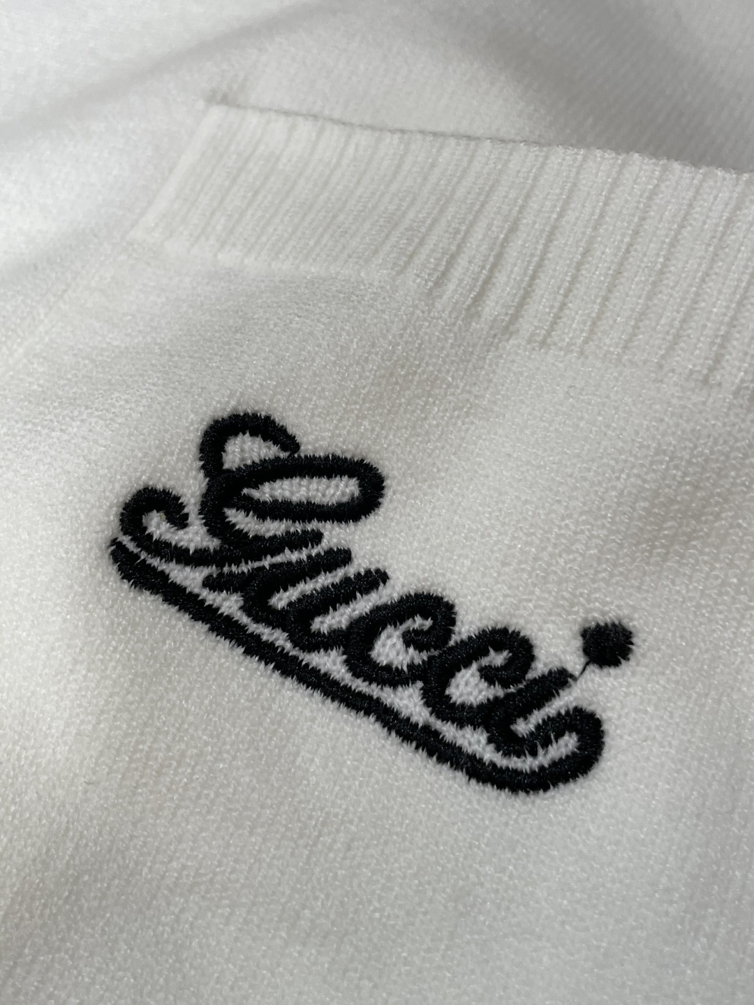 Gucc2025秋冬 高级定制 都市风十足 经典简约大气圆领打底针织毛衣。 采用进口羊毛混纺面料 柔软细