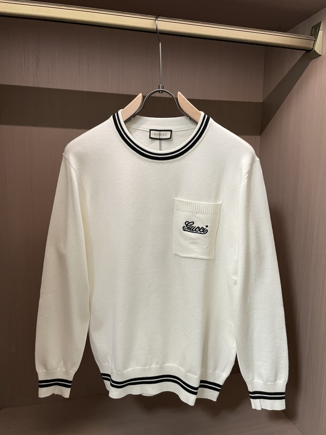 Gucc2025秋冬 高级定制 都市风十足 经典简约大气圆领打底针织毛衣。 采用进口羊毛混纺面料 柔软细