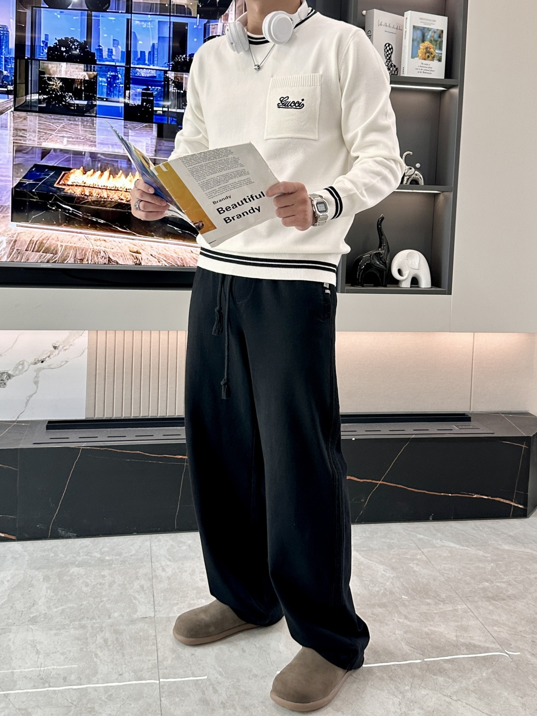 NO:573801,Gucc2025 autumn and winter advanced customization, full of urban style, classic, simple and elegant round neck base knitted sweater. Made of imported wool blended fabric, soft and delicate. A basic base base is indispensable in men's wardrobe. It can be used to match various clothes anytime and anywhere to meet your daily needs. The design of the clothes is very simple, dear friends, hurry up and get it!  Size M-XXXL,,gucci,sweaters,alexander wang19860909Gucc2025秋冬 高级定制 都市风十足 经典简约大气圆领打底针织毛衣. 采用进口羊毛混纺面料 柔软细腻 男人的衣柜都少不了基础打底 随时随地都可以拿来搭配各种服饰 满足您日常生活需求 .衣服设计非常的简洁 , 亲们赶紧入手！ 尺码M-XXXL,,gucci,sweaters,alexander wang,Men's clothing