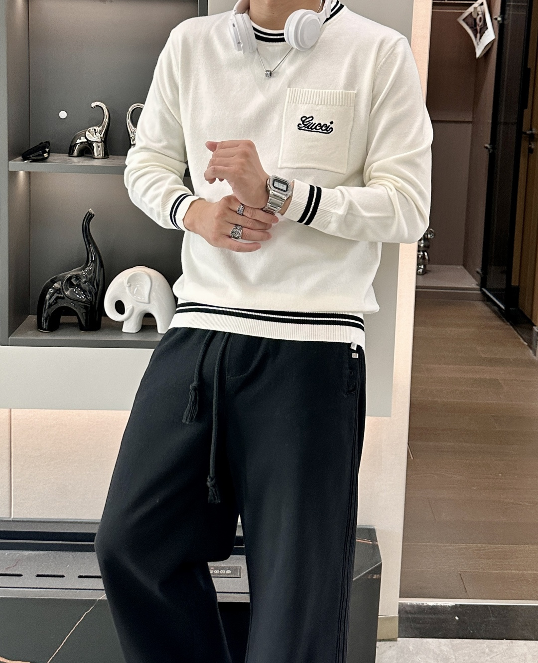 Gucc2025秋冬 高级定制 都市风十足 经典简约大气圆领打底针织毛衣。 采用进口羊毛混纺面料 柔软细