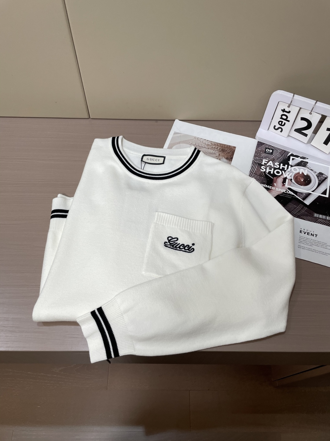 Gucc2025秋冬 高级定制 都市风十足 经典简约大气圆领打底针织毛衣。 采用进口羊毛混纺面料 柔软细