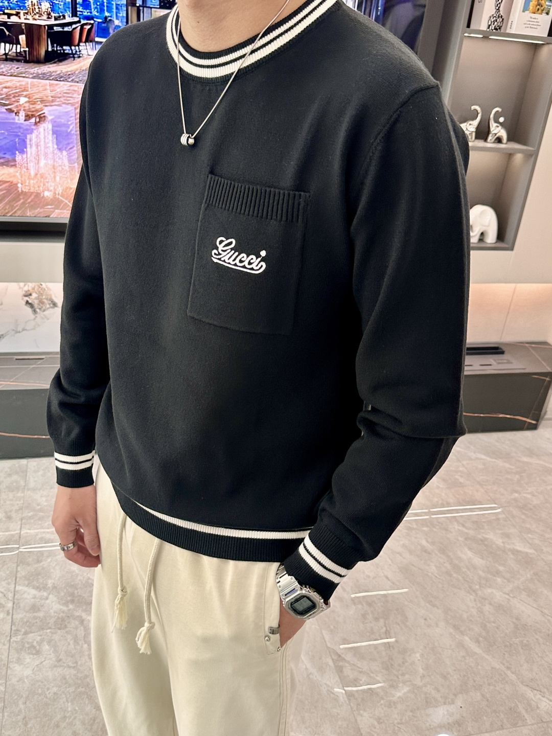 Gucc 2025秋冬 高级定制 都市风十足 经典简约大气圆领打底针织毛衣。 采用进口羊毛混纺面料 柔软