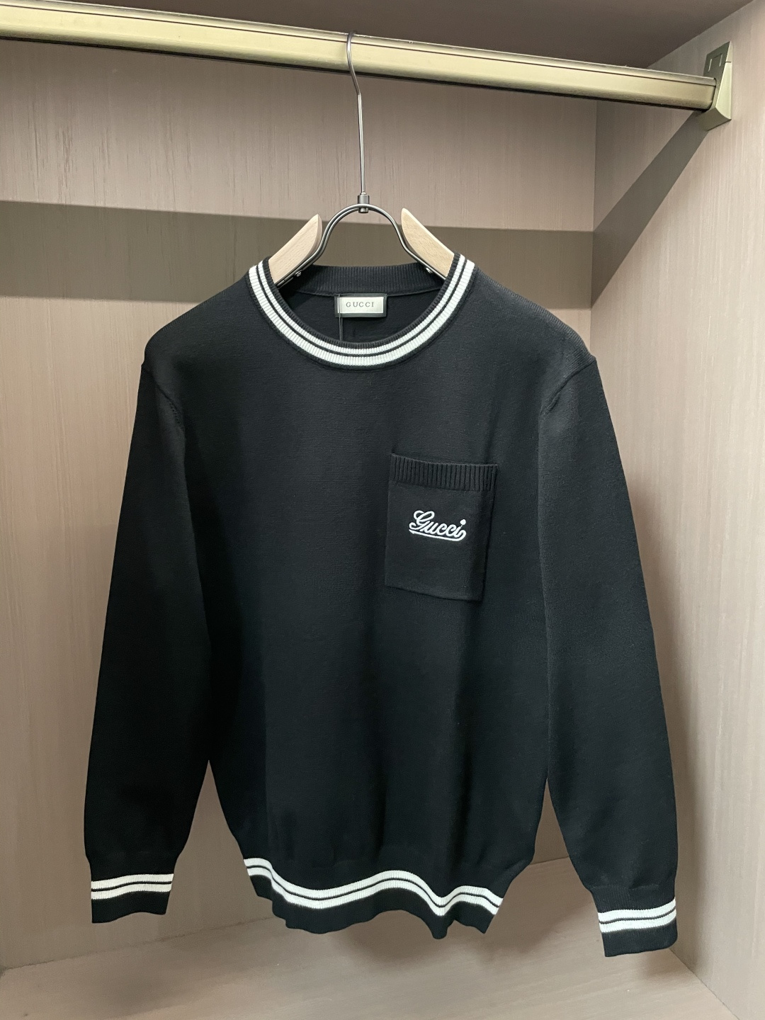 Gucc 2025秋冬 高级定制 都市风十足 经典简约大气圆领打底针织毛衣。 采用进口羊毛混纺面料 柔软