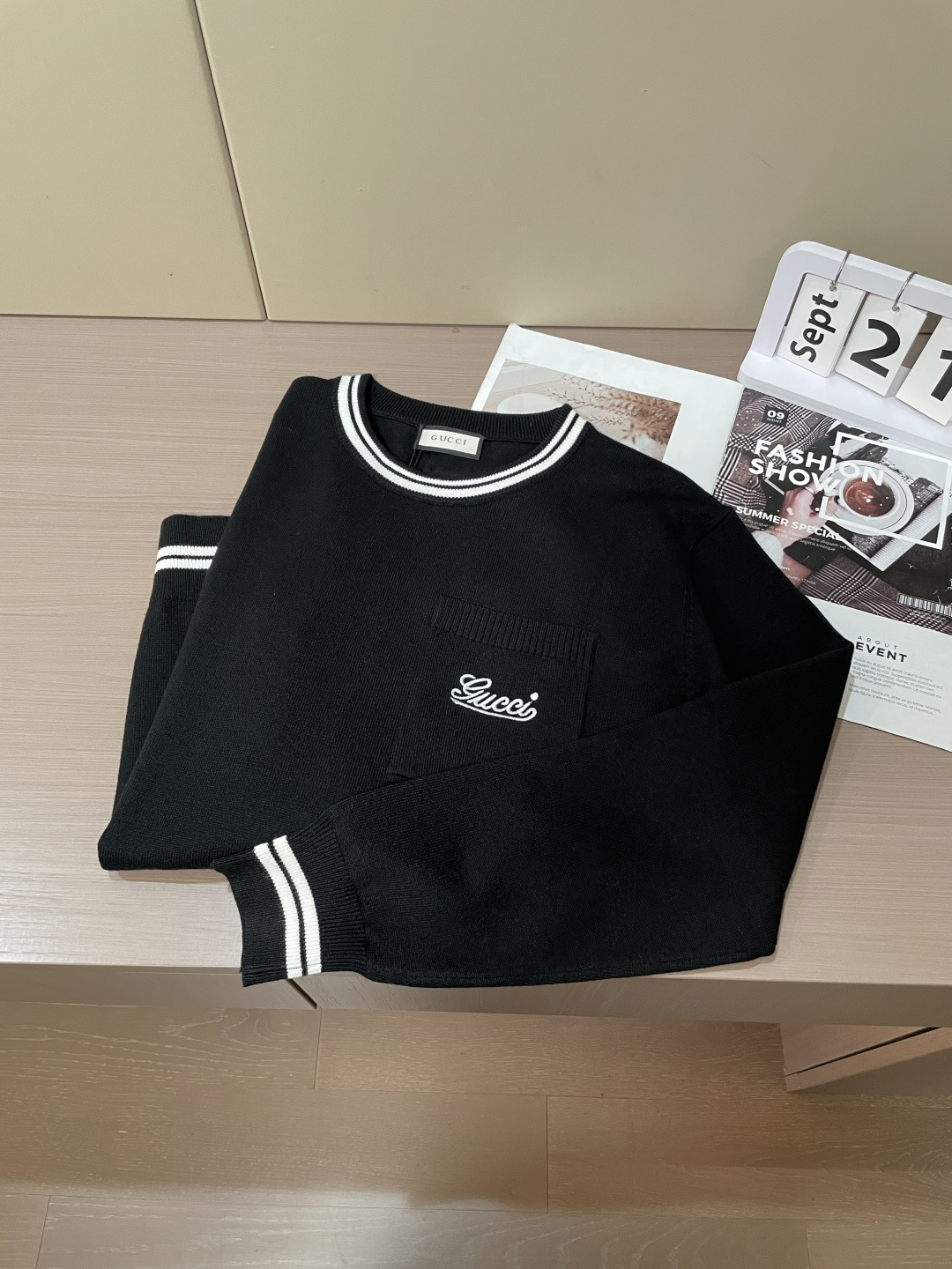 Gucc 2025秋冬 高级定制 都市风十足 经典简约大气圆领打底针织毛衣。 采用进口羊毛混纺面料 柔软