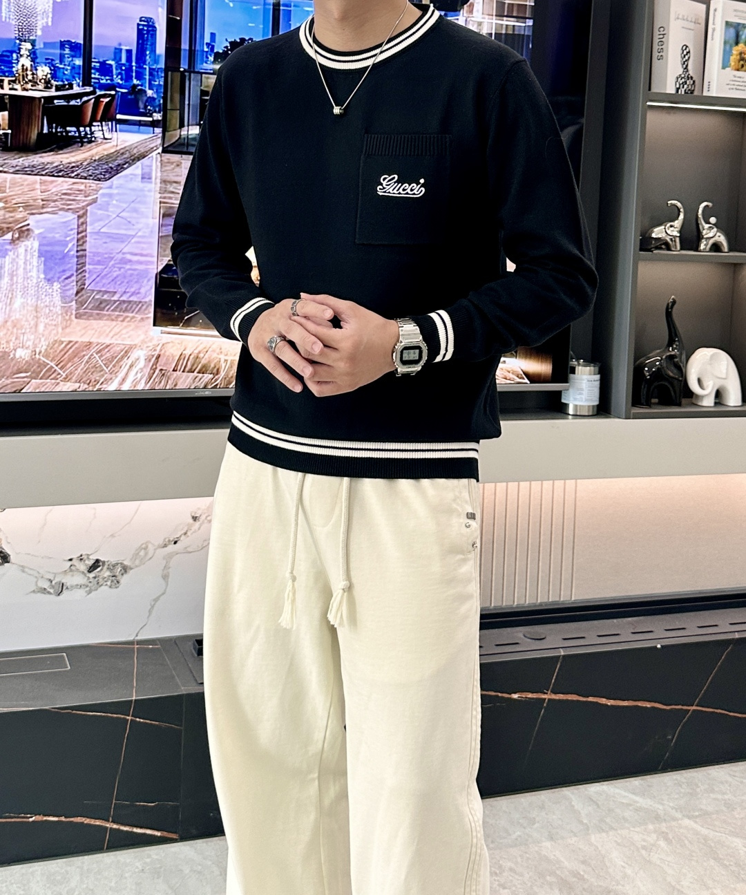 Gucc 2025秋冬 高级定制 都市风十足 经典简约大气圆领打底针织毛衣。 采用进口羊毛混纺面料 柔软