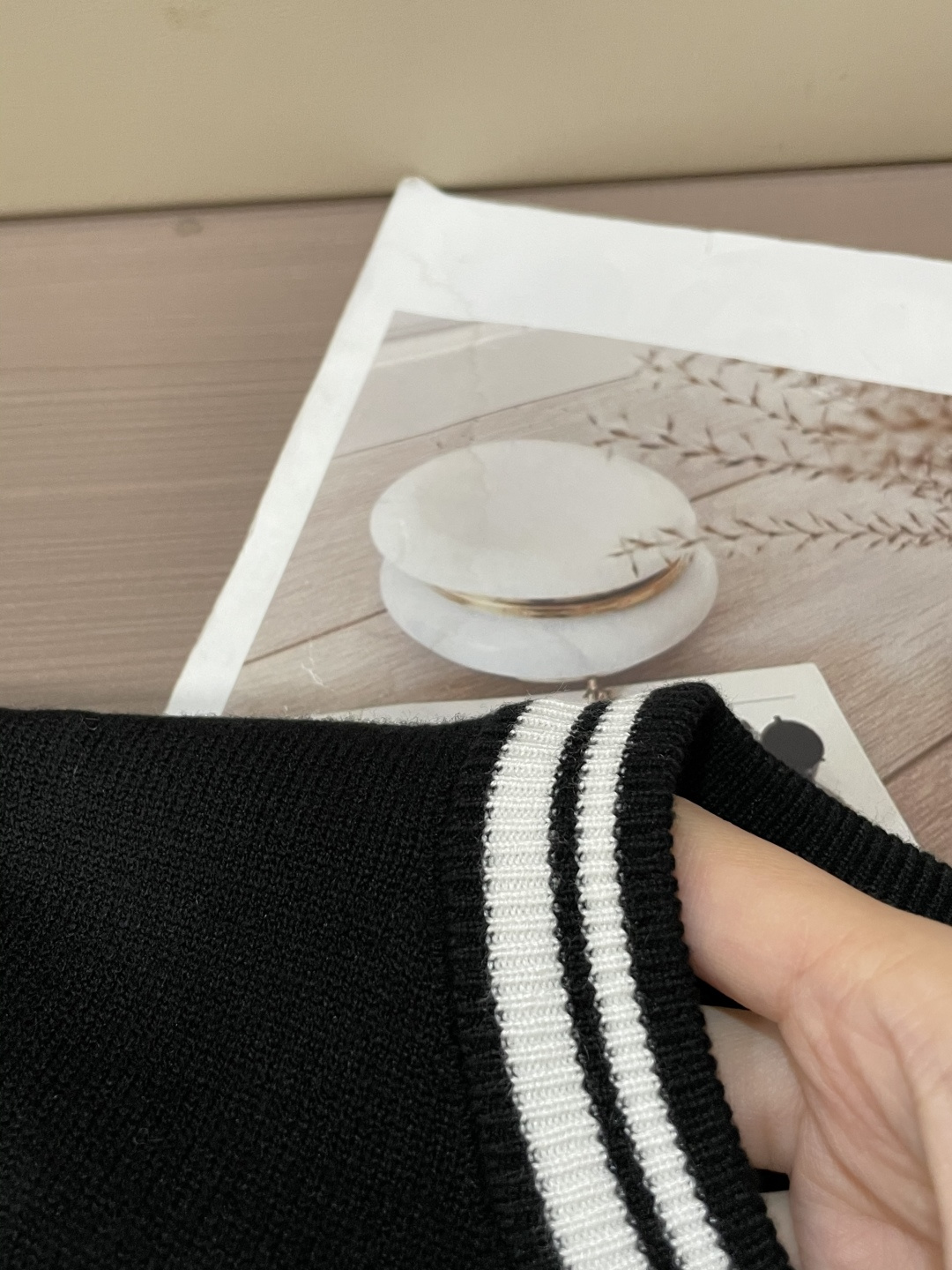 Gucc 2025秋冬 高级定制 都市风十足 经典简约大气圆领打底针织毛衣。 采用进口羊毛混纺面料 柔软