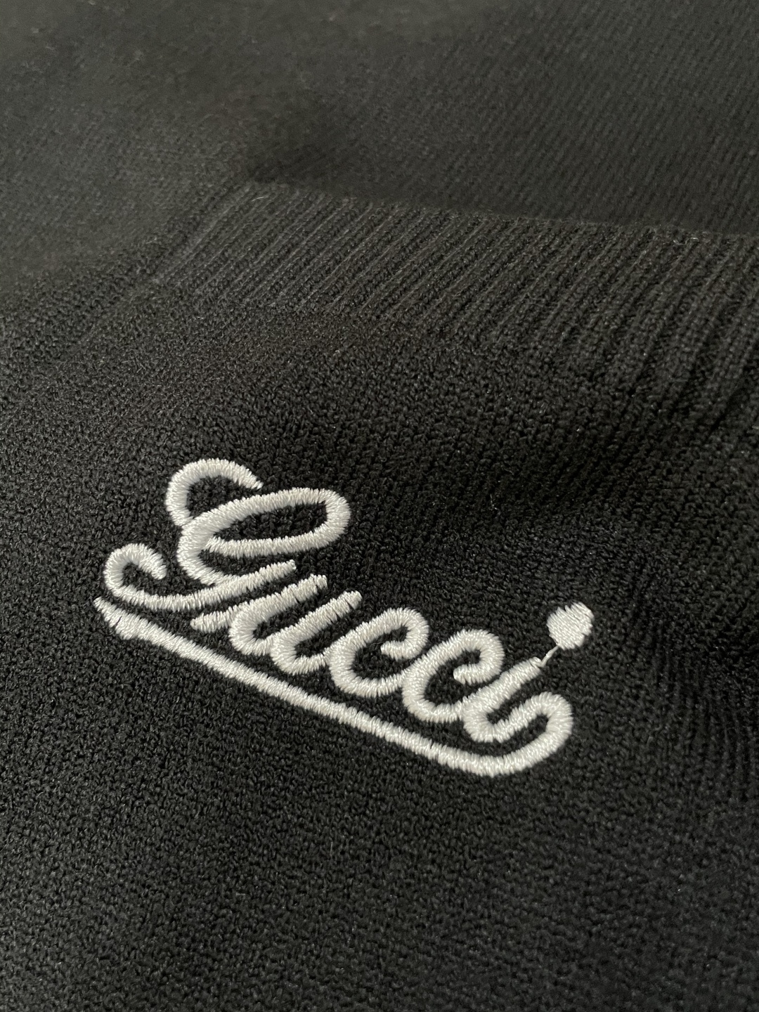 Gucc 2025秋冬 高级定制 都市风十足 经典简约大气圆领打底针织毛衣。 采用进口羊毛混纺面料 柔软