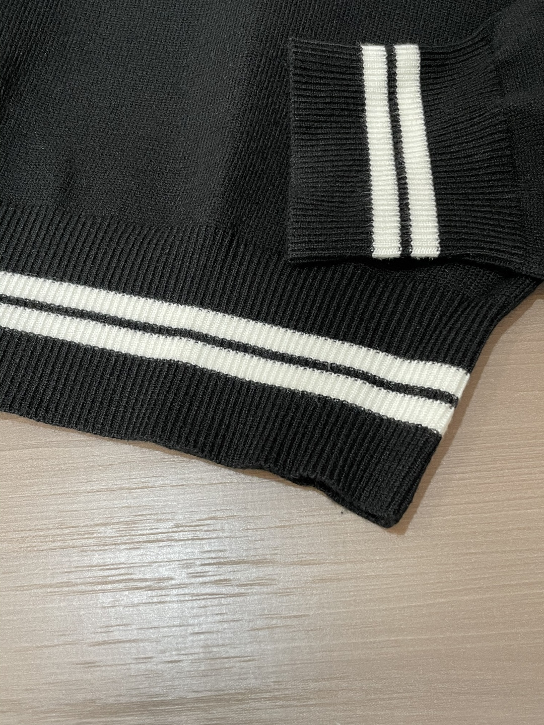 Gucc 2025秋冬 高级定制 都市风十足 经典简约大气圆领打底针织毛衣。 采用进口羊毛混纺面料 柔软