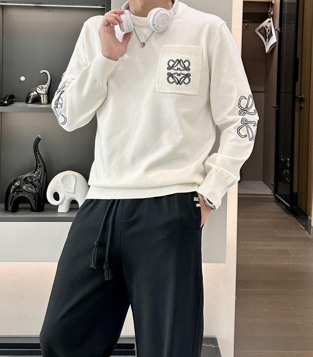 Loewe 2025秋冬 高级定制 都市风十足 经典简约大气圆领打底针织毛衣。 采用进口羊毛混纺面料 柔