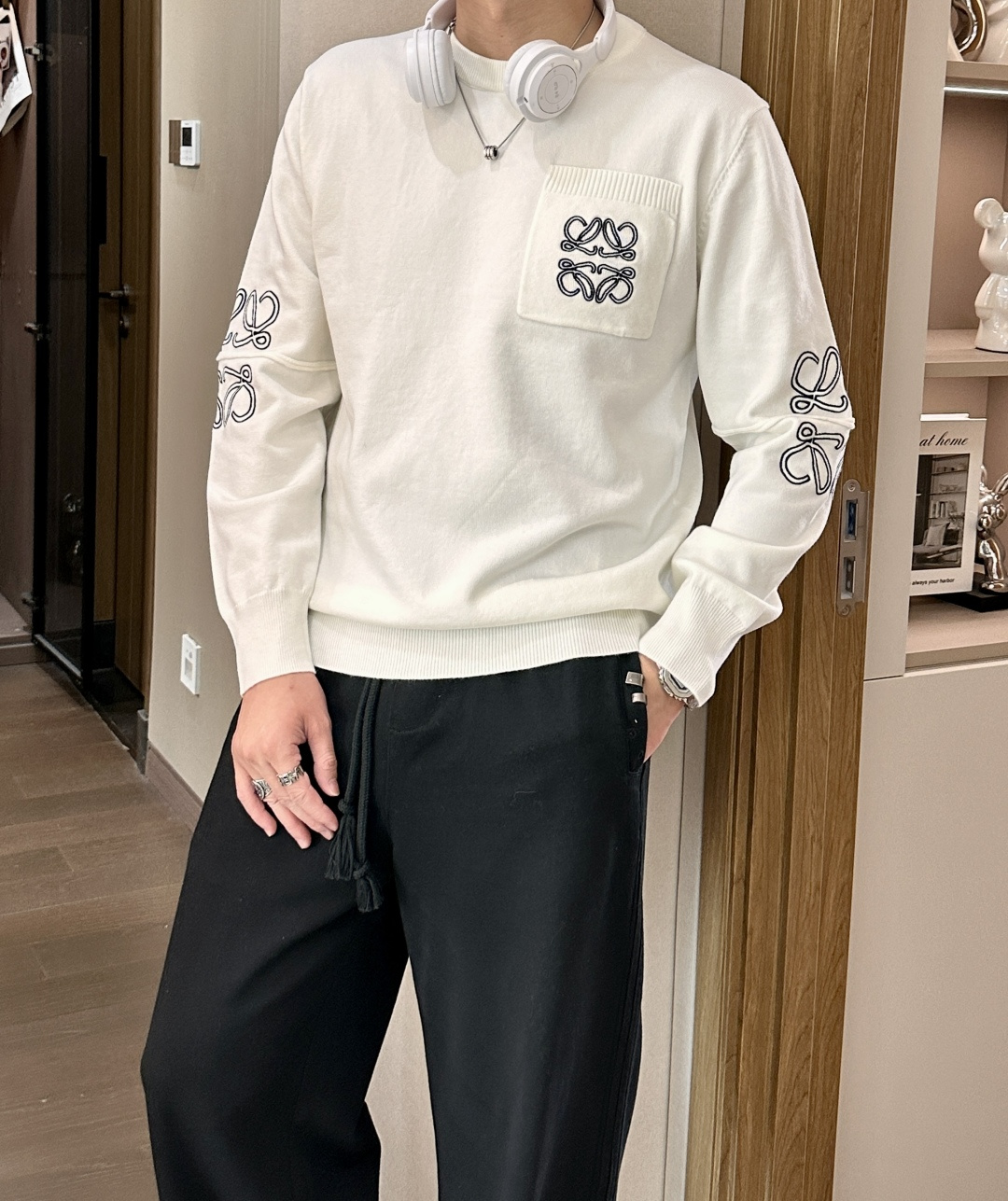 Loewe 2025秋冬 高级定制 都市风十足 经典简约大气圆领打底针织毛衣。 采用进口羊毛混纺面料 柔