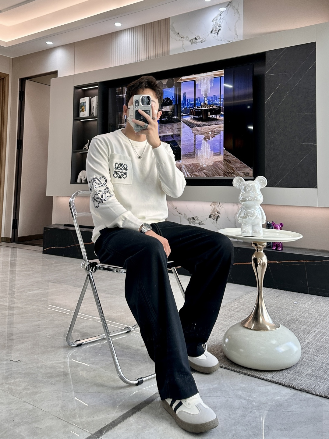 Loewe 2025秋冬 高级定制 都市风十足 经典简约大气圆领打底针织毛衣。 采用进口羊毛混纺面料 柔