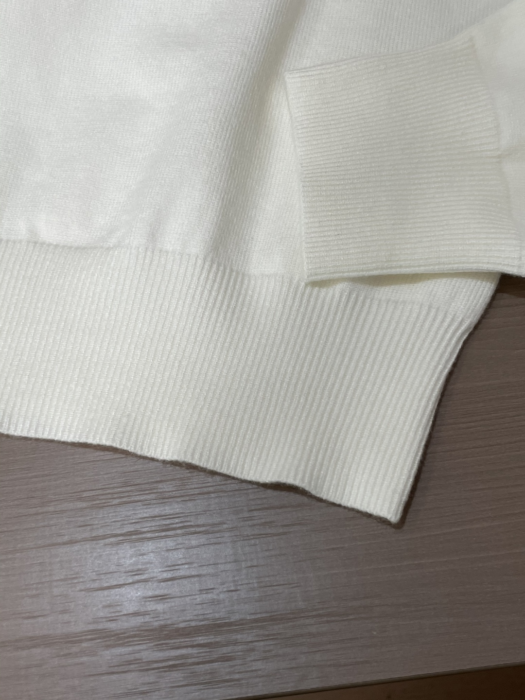 Loewe 2025秋冬 高级定制 都市风十足 经典简约大气圆领打底针织毛衣。 采用进口羊毛混纺面料 柔