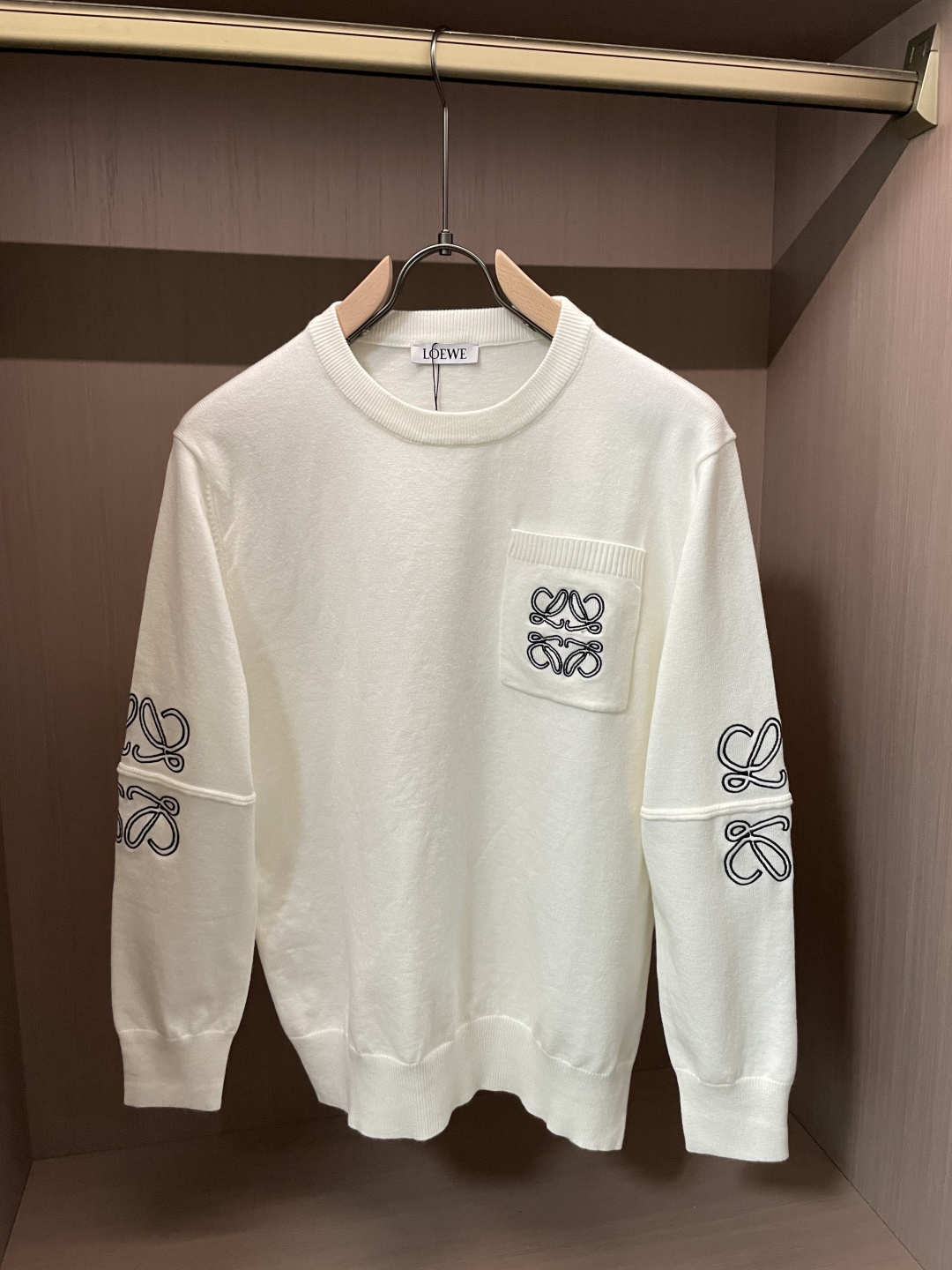 Loewe 2025秋冬 高级定制 都市风十足 经典简约大气圆领打底针织毛衣。 采用进口羊毛混纺面料 柔