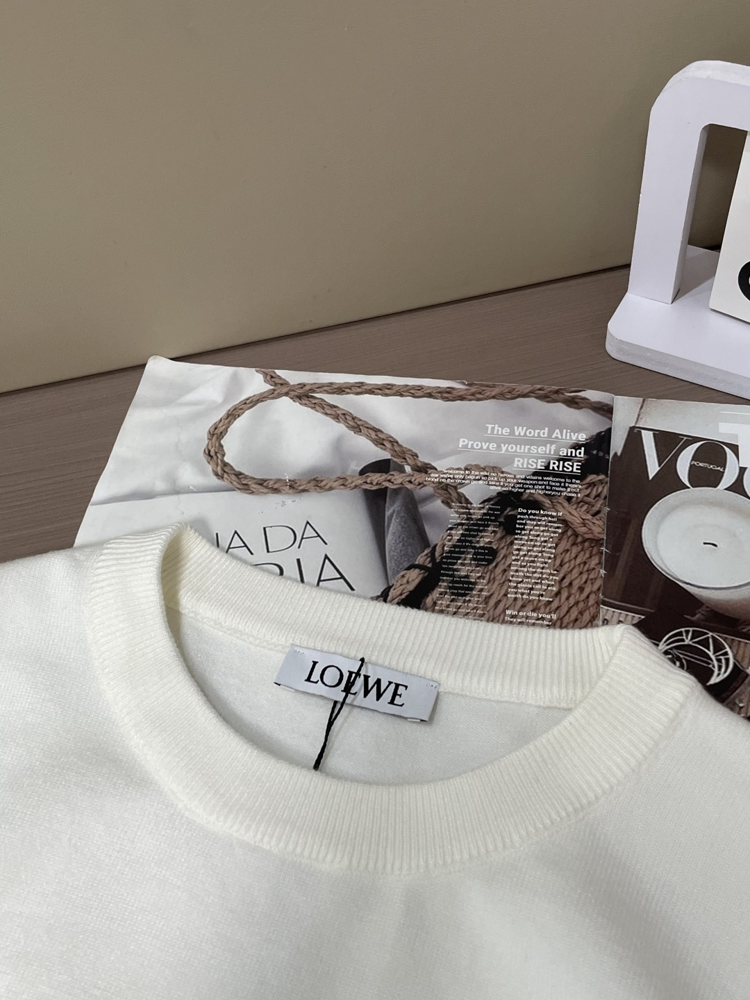 Loewe 2025秋冬 高级定制 都市风十足 经典简约大气圆领打底针织毛衣。 采用进口羊毛混纺面料 柔