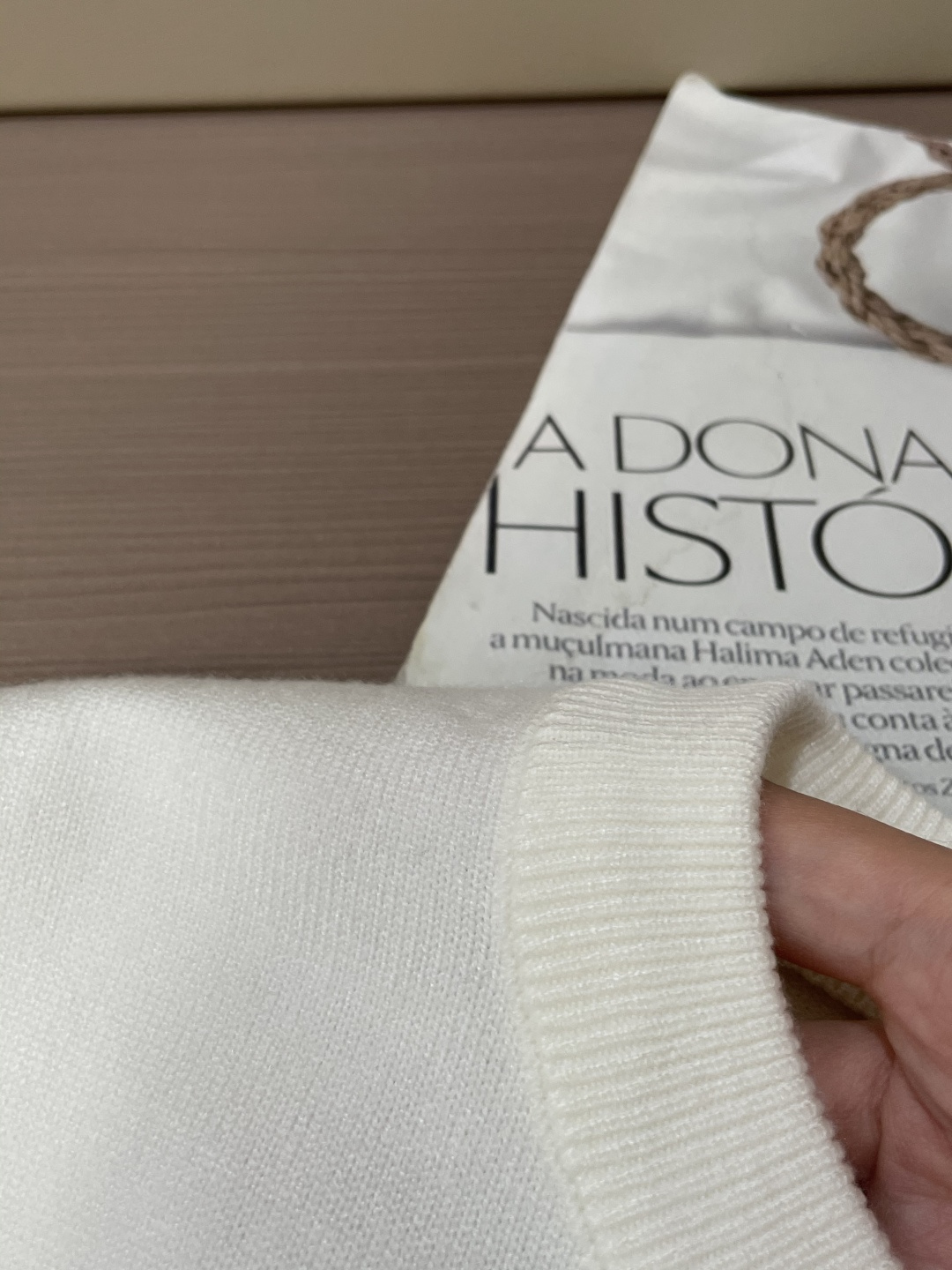 Loewe 2025秋冬 高级定制 都市风十足 经典简约大气圆领打底针织毛衣。 采用进口羊毛混纺面料 柔