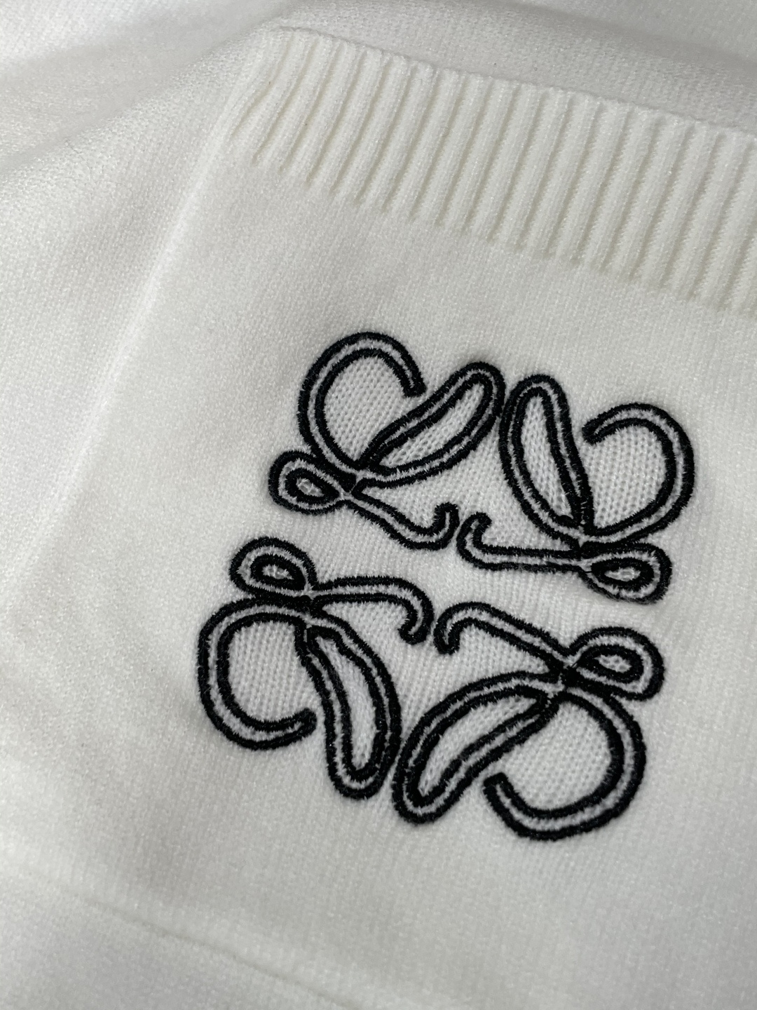 Loewe 2025秋冬 高级定制 都市风十足 经典简约大气圆领打底针织毛衣。 采用进口羊毛混纺面料 柔