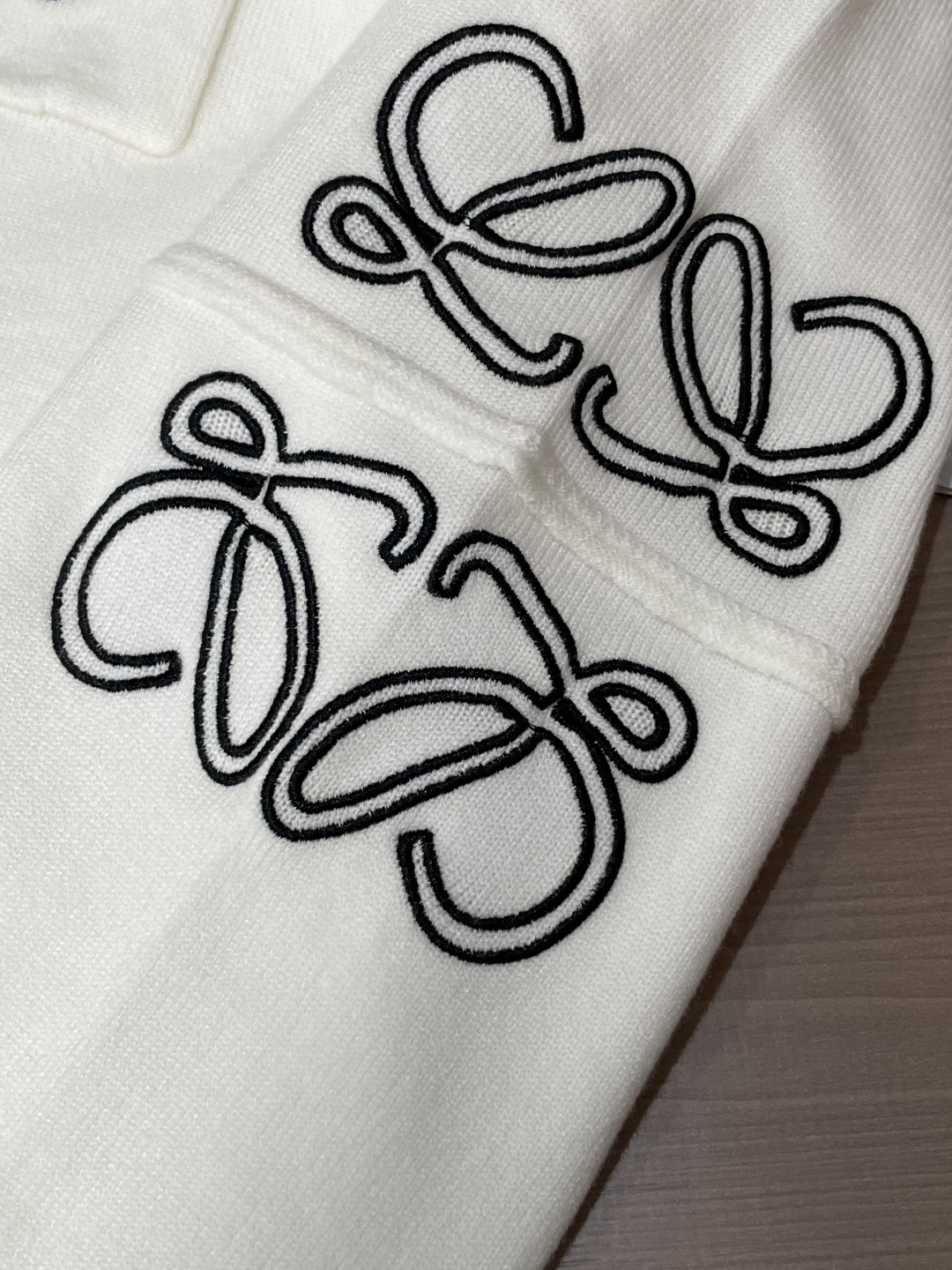 Loewe 2025秋冬 高级定制 都市风十足 经典简约大气圆领打底针织毛衣。 采用进口羊毛混纺面料 柔