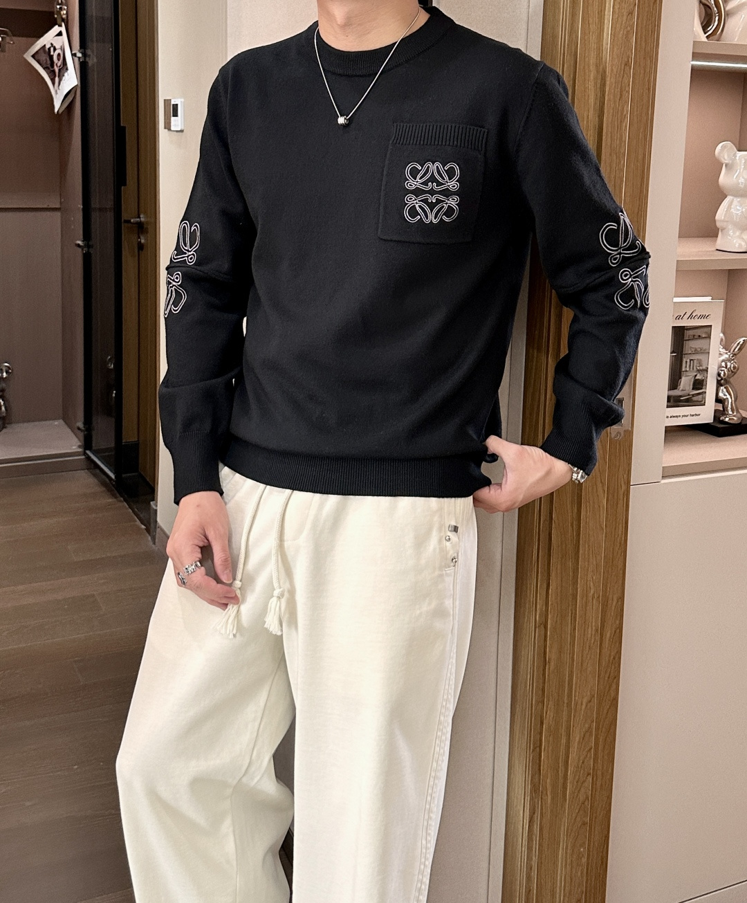 Loewe 2025秋冬 高级定制 都市风十足 经典简约大气圆领打底针织毛衣。 采用进口羊毛混纺面料 柔