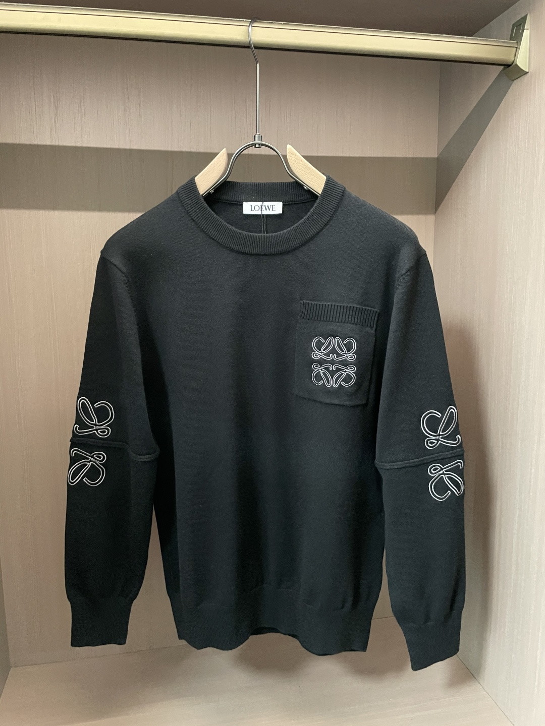 Loewe 2025秋冬 高级定制 都市风十足 经典简约大气圆领打底针织毛衣。 采用进口羊毛混纺面料 柔