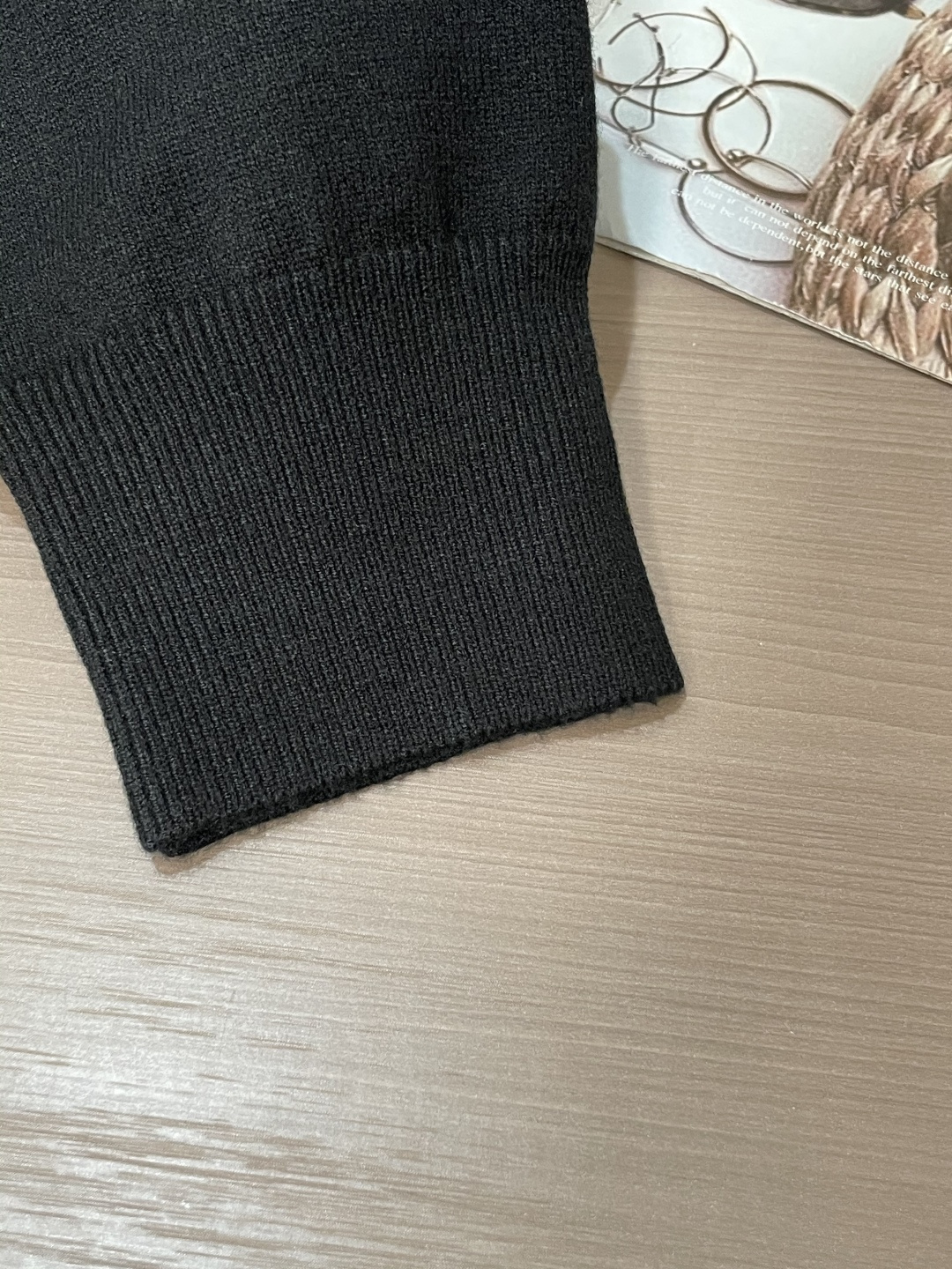 Loewe 2025秋冬 高级定制 都市风十足 经典简约大气圆领打底针织毛衣。 采用进口羊毛混纺面料 柔