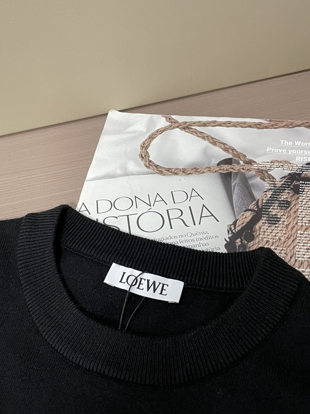 Loewe 2025秋冬 高级定制 都市风十足 经典简约大气圆领打底针织毛衣。 采用进口羊毛混纺面料 柔