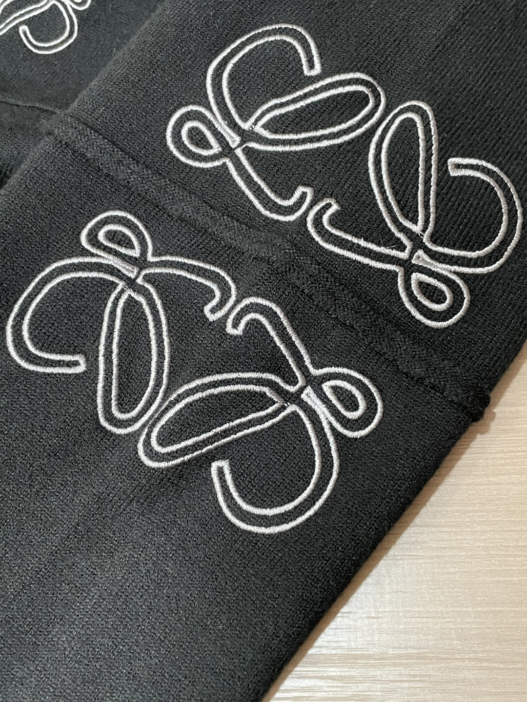 Loewe 2025秋冬 高级定制 都市风十足 经典简约大气圆领打底针织毛衣。 采用进口羊毛混纺面料 柔