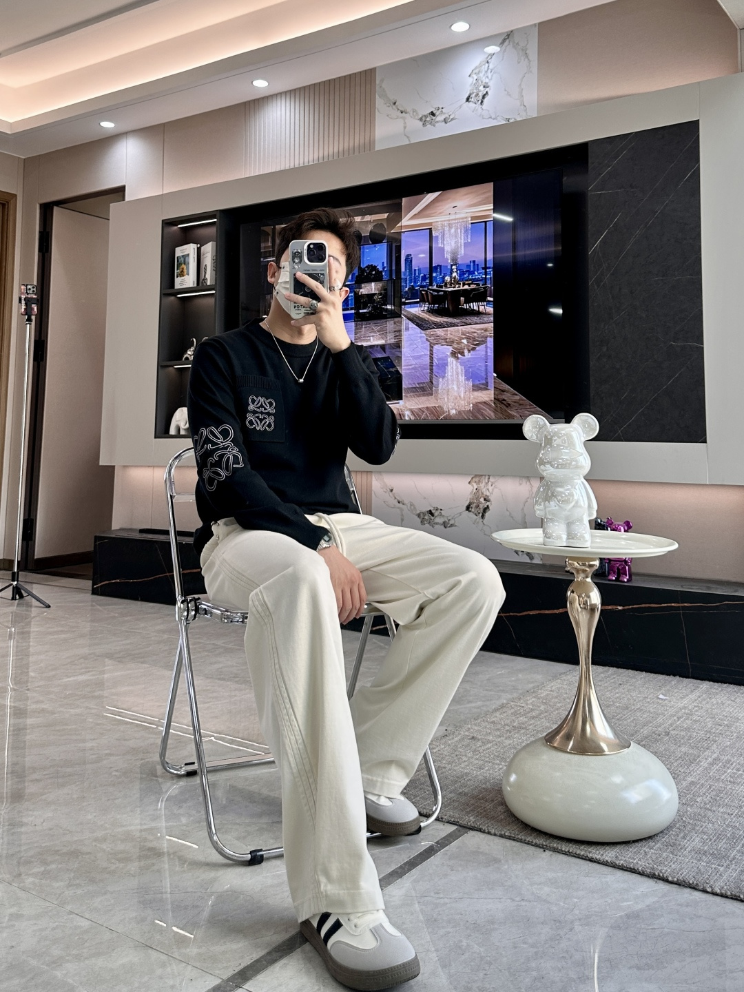 Loewe 2025秋冬 高级定制 都市风十足 经典简约大气圆领打底针织毛衣。 采用进口羊毛混纺面料 柔