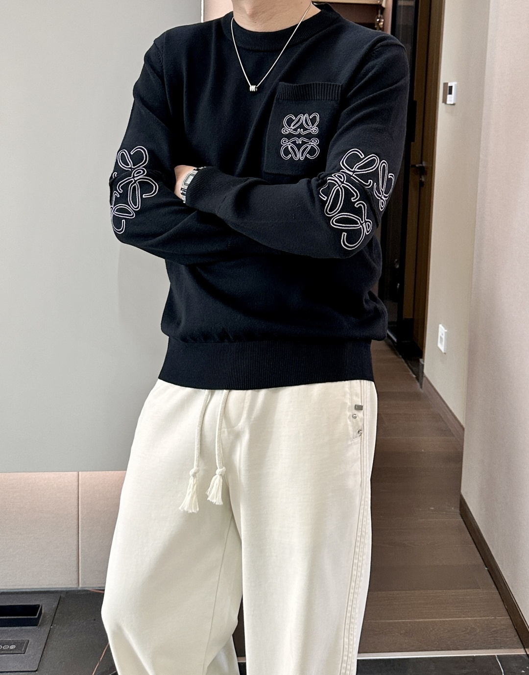 NO:573807,Loewe 2025 autumn and winter advanced customization, full of urban style, classic, simple and elegant round neck base knitted sweater. Made of imported wool blended fabric, soft and delicate. A basic base base is indispensable in men's wardrobe. It can be used to match various clothes anytime and anywhere to meet your daily needs. The design of the clothes is very simple, dear friends, hurry up and get it!  Size M-XXXL,,loewe,sweaters,alexander wang19860909Loewe 2025秋冬 高级定制 都市风十足 经典简约大气圆领打底针织毛衣. 采用进口羊毛混纺面料 柔软细腻 男人的衣柜都少不了基础打底 随时随地都可以拿来搭配各种服饰 满足您日常生活需求 .衣服设计非常的简洁 , 亲们赶紧入手！ 尺码M-XXXL,,loewe,sweaters,alexander wang,Men's clothing