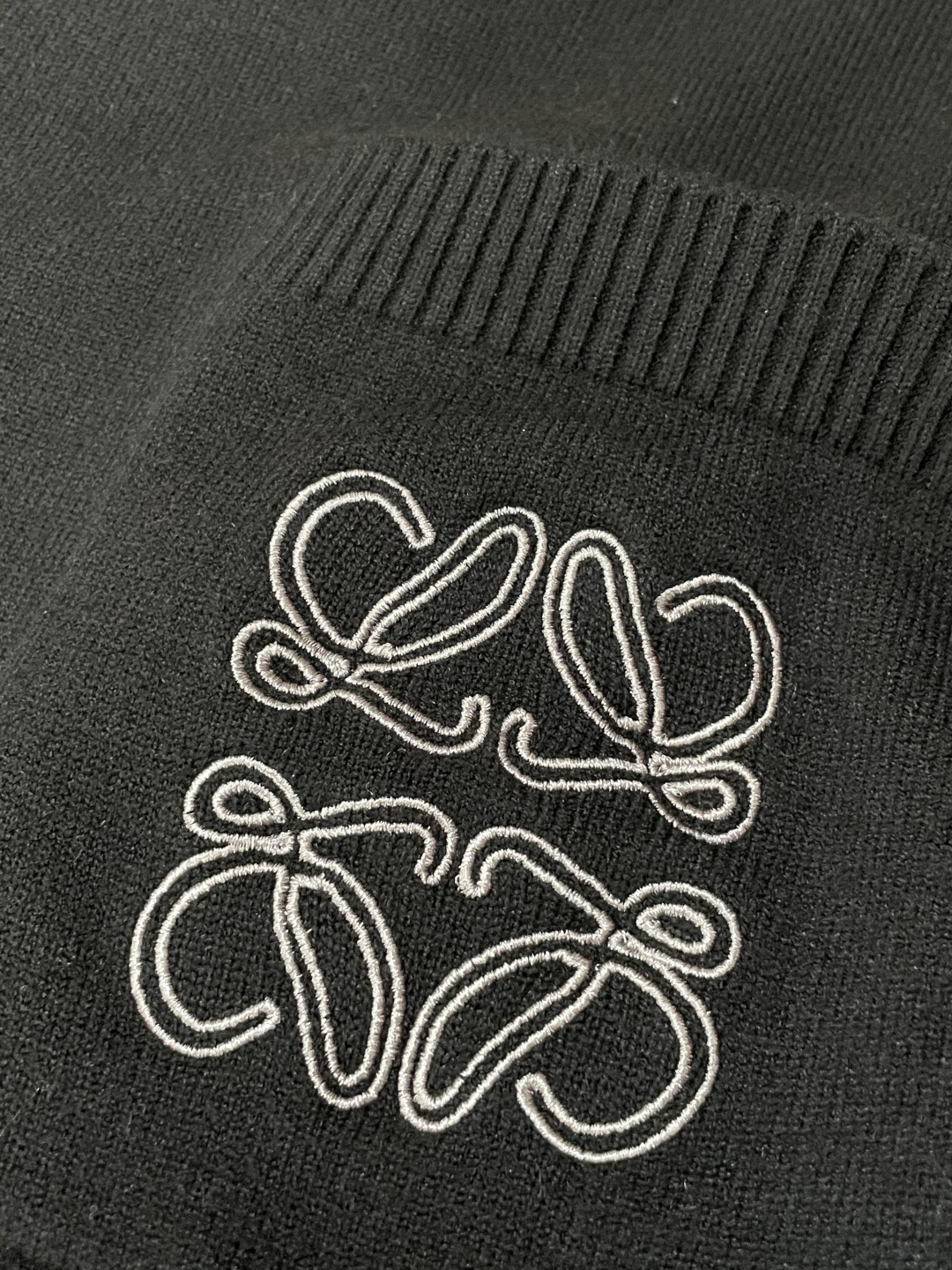 Loewe 2025秋冬 高级定制 都市风十足 经典简约大气圆领打底针织毛衣。 采用进口羊毛混纺面料 柔