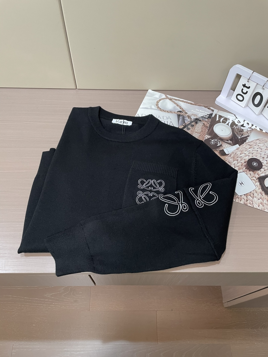 Loewe 2025秋冬 高级定制 都市风十足 经典简约大气圆领打底针织毛衣。 采用进口羊毛混纺面料 柔