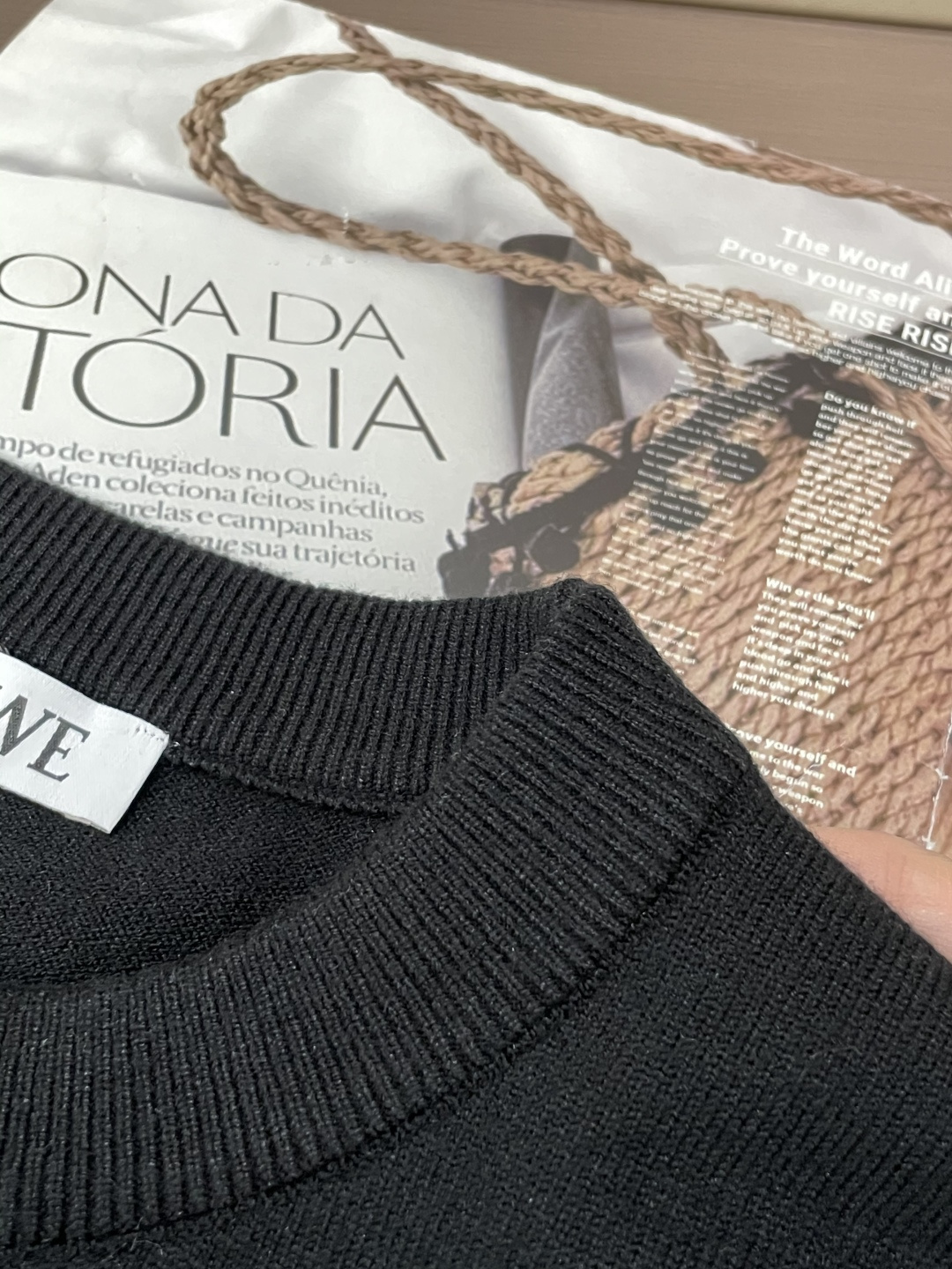 Loewe 2025秋冬 高级定制 都市风十足 经典简约大气圆领打底针织毛衣。 采用进口羊毛混纺面料 柔