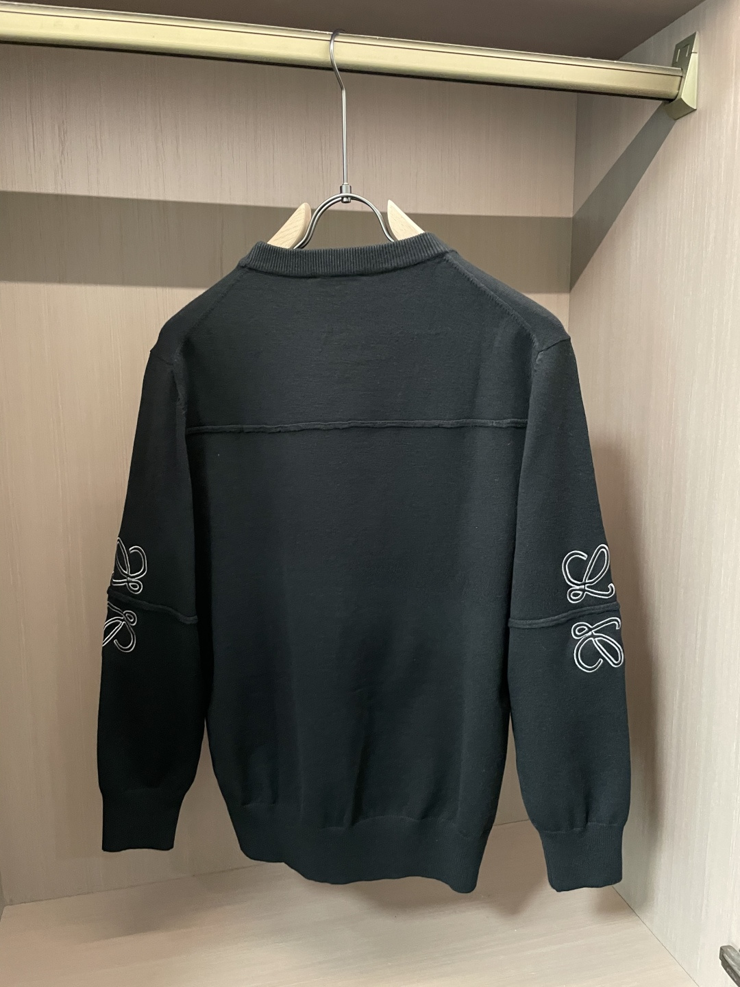 Loewe 2025秋冬 高级定制 都市风十足 经典简约大气圆领打底针织毛衣。 采用进口羊毛混纺面料 柔