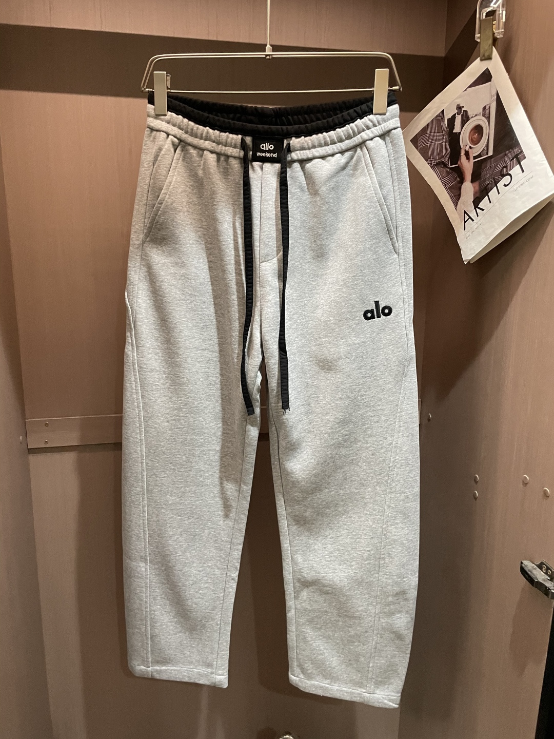 NO:573813,alo's new 2025 autumn and winter heavy-duty washed casual sweatpants are made of high-quality cotton material, which is super textured and comfortable. The upper body has a super good fit and is perfect for any match!  The upper body effect is very handsome!  Very fashionable!  Size M-3XL high-end goods,,alexander wang19860909alo 2025秋冬新款重工洗水休闲卫裤采用优质棉质材质,超级有质感舒适,上身版型超好,百搭完美！上身效果帅气十足！十分洋气！码数M-3XL 高端货品,,alexander wang,Men's clothing