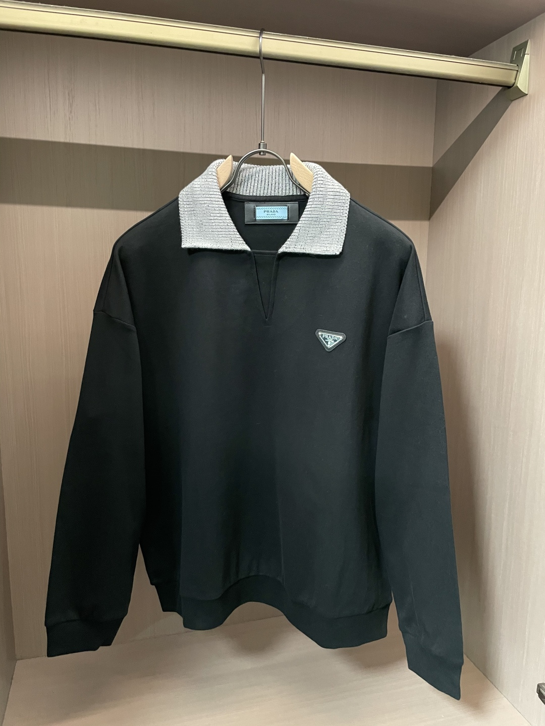 NO:573819,Pujia's new autumn and winter base sweatshirt, a collision between street and outdoors~~ Everyone knows that this sweatshirt is made of imported fabrics.  Classic popular triangle logo, visible three-dimensional layered size S-2XL, prada, hoodie, sweatshirts, alexander wang19860909普家新款秋冬打底卫衣,街头与户外的碰撞～～大家都知道这款卫衣采进口面料制成．经典普家三角标,,看得到的立体层次尺码S-2XL,,prada,hoodie,sweatshirts,alexander wang,Men's clothing