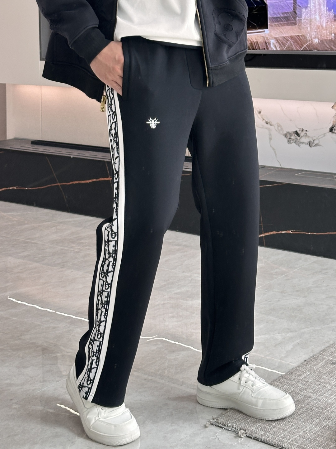 NO:657676,. Dior's latest casual pants for autumn and winter are a must-have for fashionistas. They have a great shape and can be used to repair various leg shapes. They are very personalized!  Soft and sweat-wicking, extremely comfortable. The waistband of the trouser legs is customized with elastic elastic bands and original accessories details. The upper body is sporty, casual and fashionable, a must-have for leisure and travel. Sizes m-xxxl, dior, alexander wang19860909. Dior 秋冬最新休闲裤 潮人必备 版型超赞,能很好的修复各种腿型,非常个性！柔软排汗,舒适度极高.裤腿腰部订制松紧橡筋、原版辅料细节.上身运动休闲时尚,出街休闲、外出旅游必备. 尺码m-xxxl,,dior,alexander wang,Men's clothing