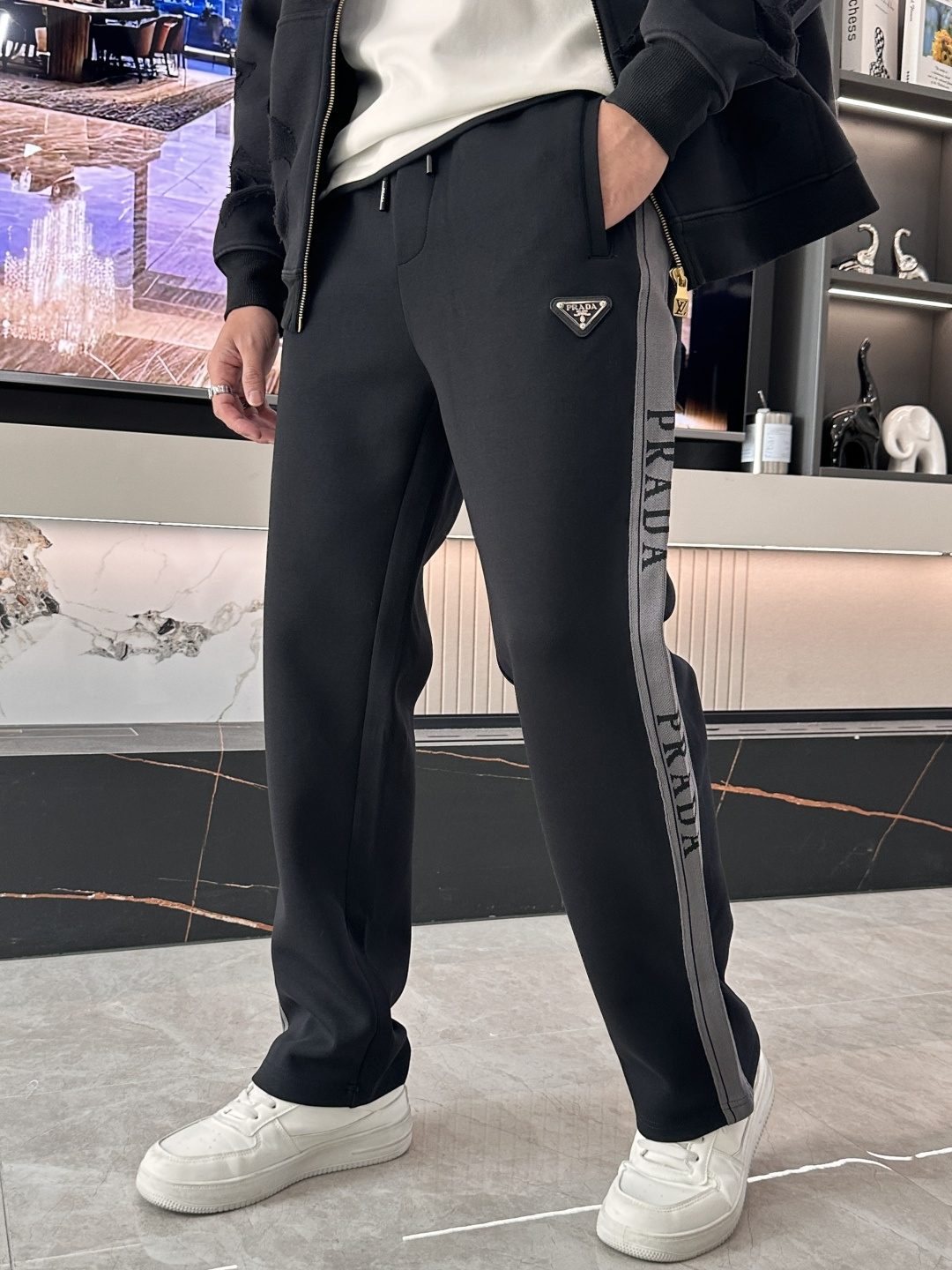 NO:657683,. Prad's latest autumn and winter casual pants are a must-have for fashionistas. The shape is awesome and can repair various leg shapes very well. They are very personalized!  Soft and sweat-wicking, extremely comfortable. The waistband of the trouser legs is customized with elastic elastic bands and original accessories details. The upper body is sporty, casual and fashionable, a must-have for leisure and travel. Sizes m-xxxl, prada, alexander wang19860909. Prad 秋冬最新休闲裤 潮人必备 版型超赞,能很好的修复各种腿型,非常个性！柔软排汗,舒适度极高.裤腿腰部订制松紧橡筋、原版辅料细节.上身运动休闲时尚,出街休闲、外出旅游必备. 尺码m-xxxl,,prada,alexander wang,Men's clothing