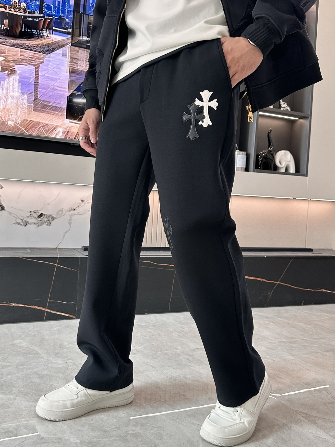 NO:657702,. Croixin’s latest casual pants for autumn and winter, a must-have for fashionistas. The shape is awesome, it can well repair various leg shapes, and it’s very personalized!  Soft and sweat-wicking, extremely comfortable. The waistband of the trouser legs is customized with elastic elastic bands and original accessories details. The upper body is sporty, casual and fashionable, a must-have for leisure and travel. Sizes m-xxxl,, chrome hearts, alexander wang19860909. 克罗心 秋冬最新休闲裤 潮人必备 版型超赞,能很好的修复各种腿型,非常个性！柔软排汗,舒适度极高.裤腿腰部订制松紧橡筋、原版辅料细节.上身运动休闲时尚,出街休闲、外出旅游必备. 尺码m-xxxl,,chrome hearts,alexander wang,Men's clothing