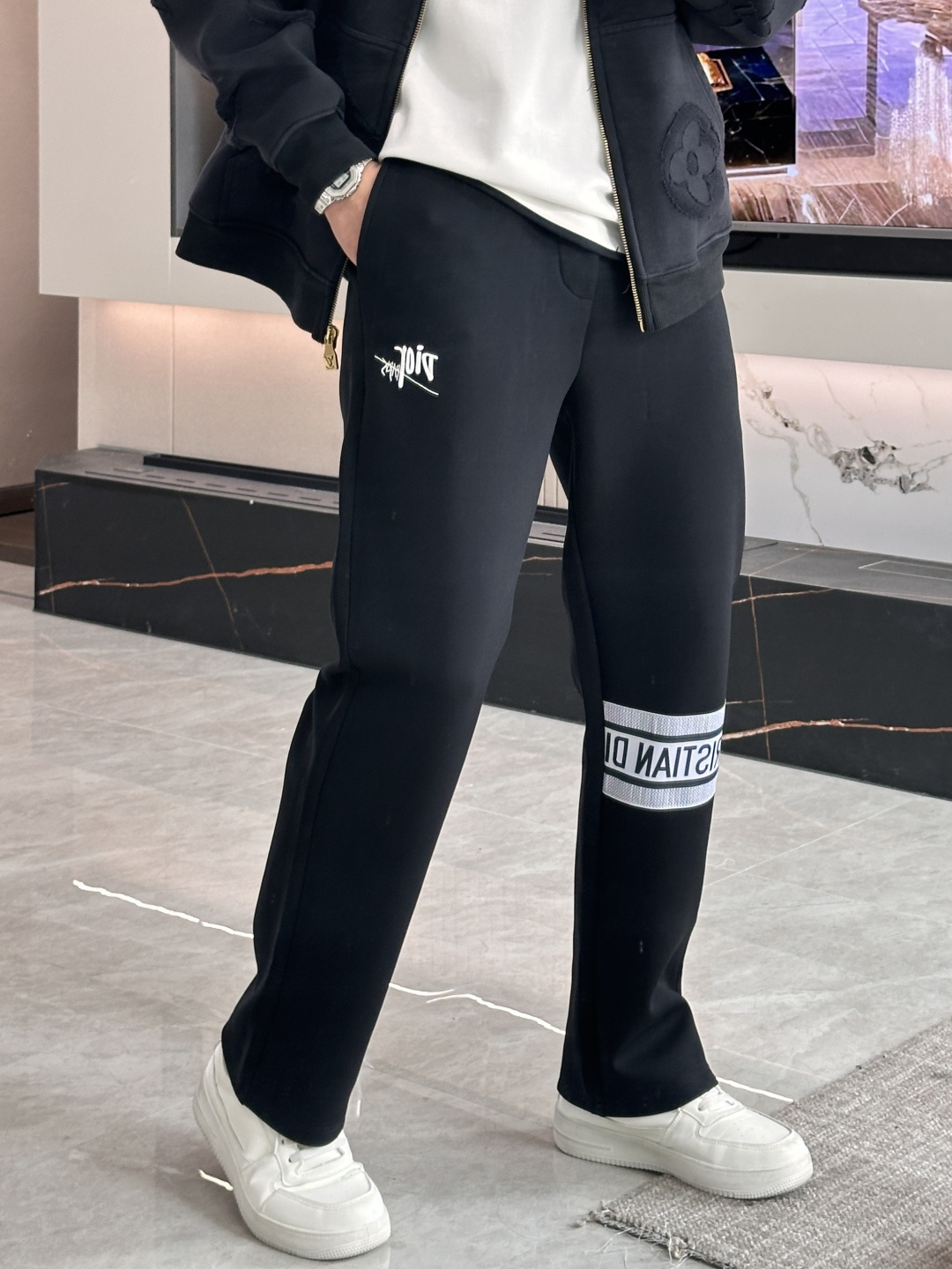 NO:657714,. Dior's latest casual pants for autumn and winter are a must-have for fashionistas. They have a great shape and can be used to repair various leg shapes. They are very personalized!  Soft and sweat-wicking, extremely comfortable. The waistband of the trouser legs is customized with elastic elastic bands and original accessories details. The upper body is sporty, casual and fashionable, a must-have for leisure and travel. Sizes m-xxxl, dior, alexander wang19860909. Dior 秋冬最新休闲裤 潮人必备 版型超赞,能很好的修复各种腿型,非常个性！柔软排汗,舒适度极高.裤腿腰部订制松紧橡筋、原版辅料细节.上身运动休闲时尚,出街休闲、外出旅游必备. 尺码m-xxxl,,dior,alexander wang,Men's clothing