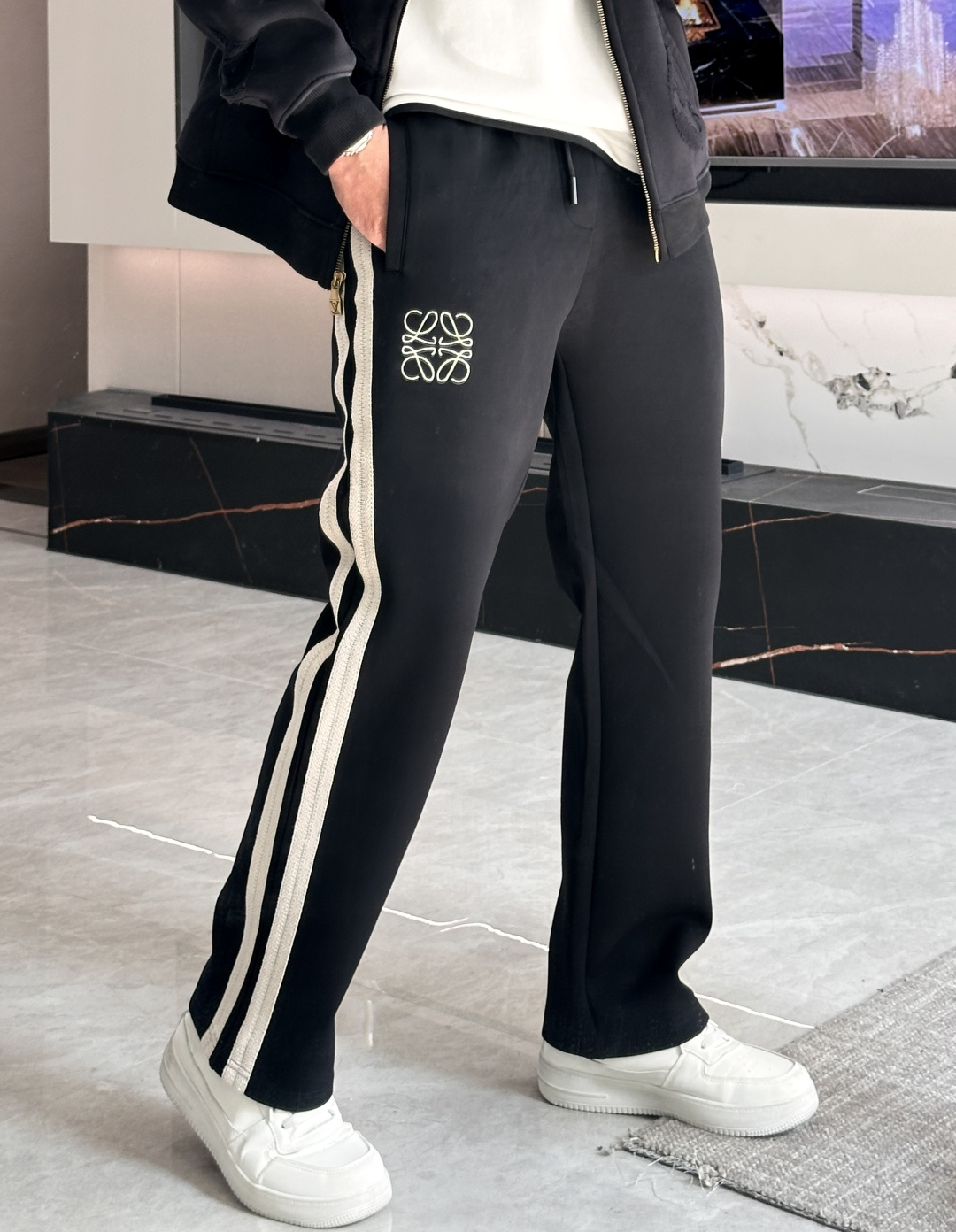 NO:657726,. Loewe's latest casual pants for autumn and winter are a must-have for fashionistas. They have a great shape and can well repair various leg shapes. They are very personalized!  Soft and sweat-wicking, extremely comfortable. The waistband of the trouser legs is customized with elastic elastic bands and original accessories details. The upper body is sporty, casual and fashionable, a must-have for leisure and travel. Sizes m-xxxl,,loewe,alexander wang19860909. Loewe 秋冬最新休闲裤 潮人必备 版型超赞,能很好的修复各种腿型,非常个性！柔软排汗,舒适度极高.裤腿腰部订制松紧橡筋、原版辅料细节.上身运动休闲时尚,出街休闲、外出旅游必备. 尺码m-xxxl,,loewe,alexander wang,Men's clothing