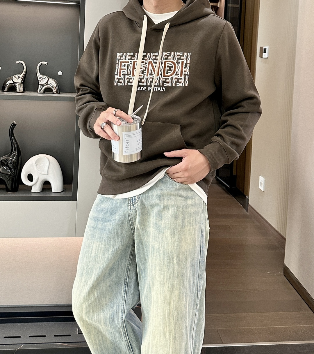 FD 套头连帽卫衣；经典套头男女同款，简约大气系列单品，低调奢华大气百搭款！卫衣选用客供100%高克重棉