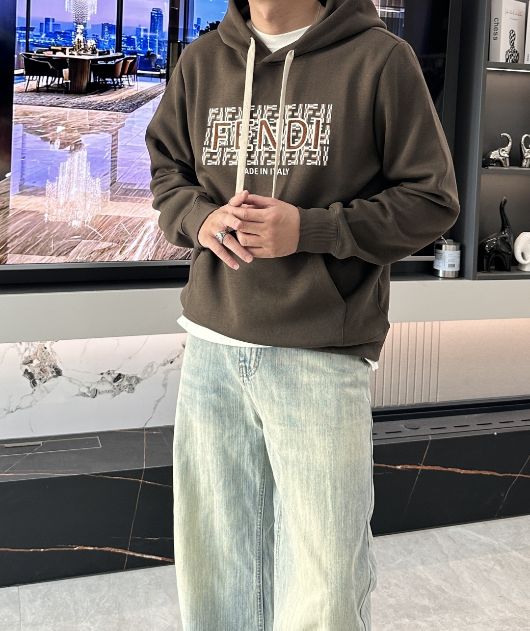 FD 套头连帽卫衣；经典套头男女同款，简约大气系列单品，低调奢华大气百搭款！卫衣选用客供100%高克重棉