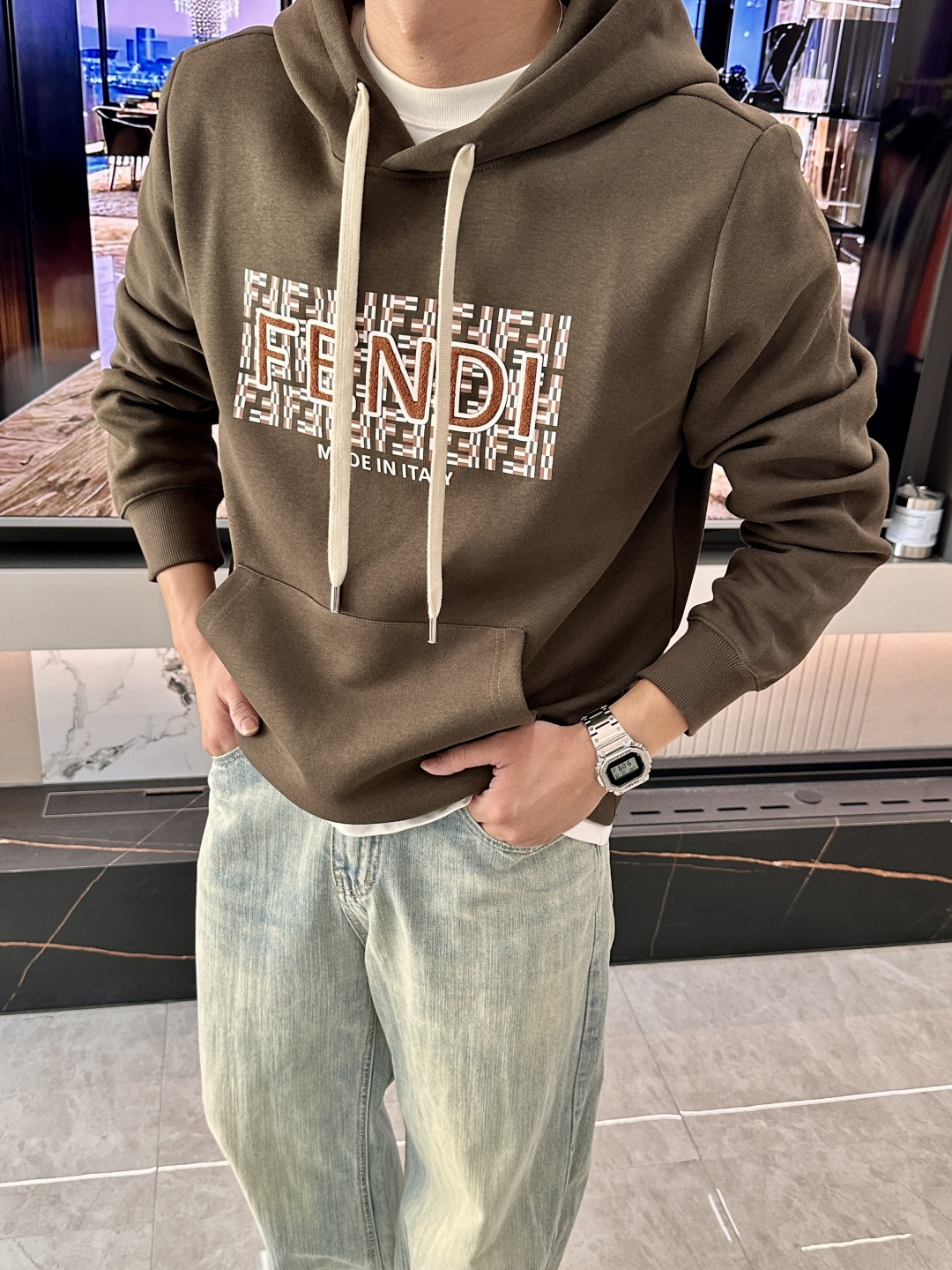 FD 套头连帽卫衣；经典套头男女同款，简约大气系列单品，低调奢华大气百搭款！卫衣选用客供100%高克重棉