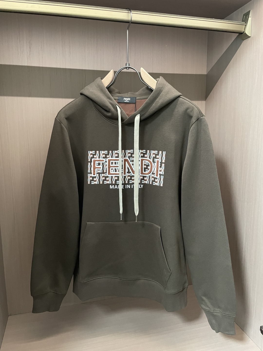 FD 套头连帽卫衣；经典套头男女同款，简约大气系列单品，低调奢华大气百搭款！卫衣选用客供100%高克重棉