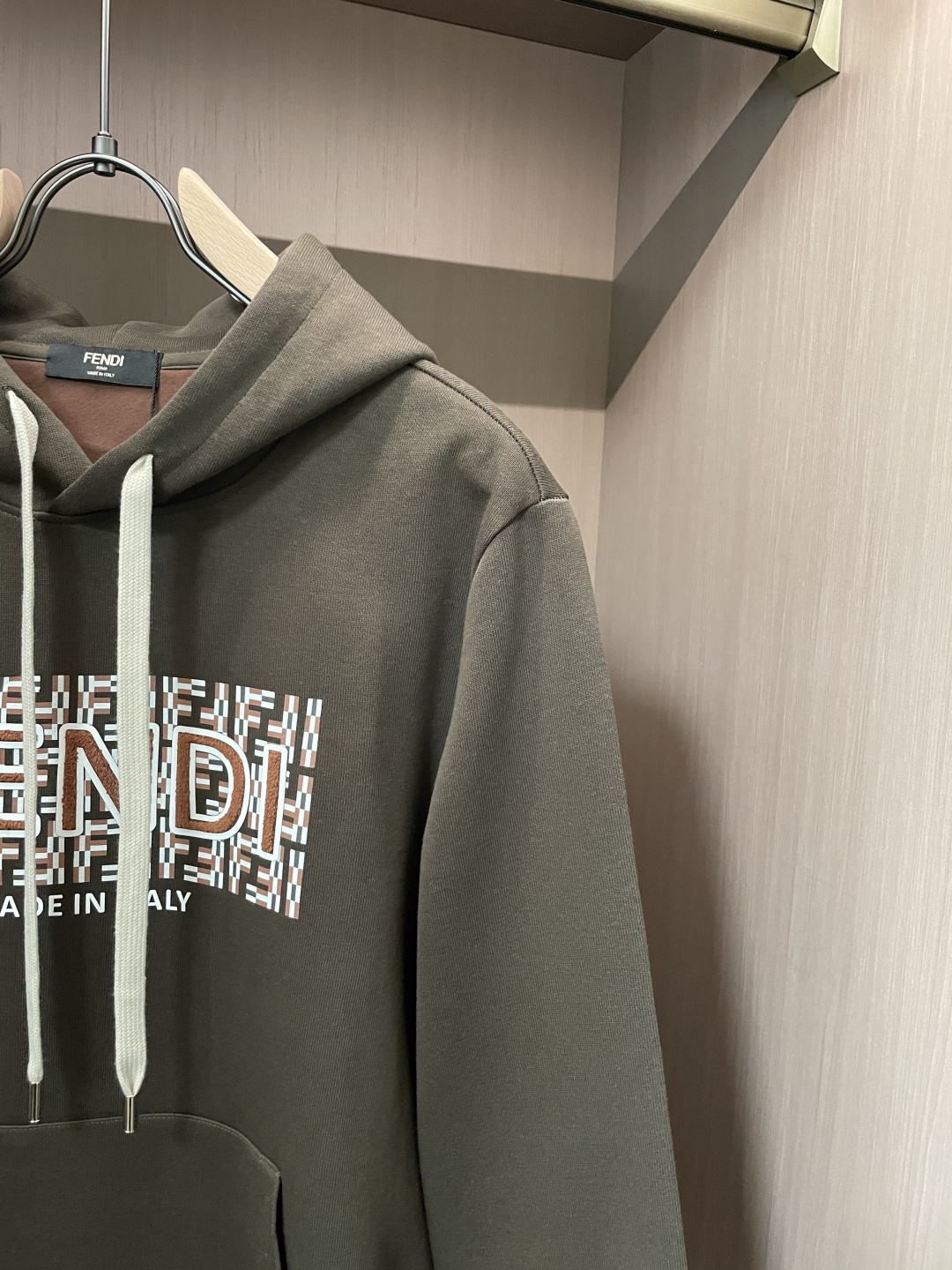 FD 套头连帽卫衣；经典套头男女同款，简约大气系列单品，低调奢华大气百搭款！卫衣选用客供100%高克重棉