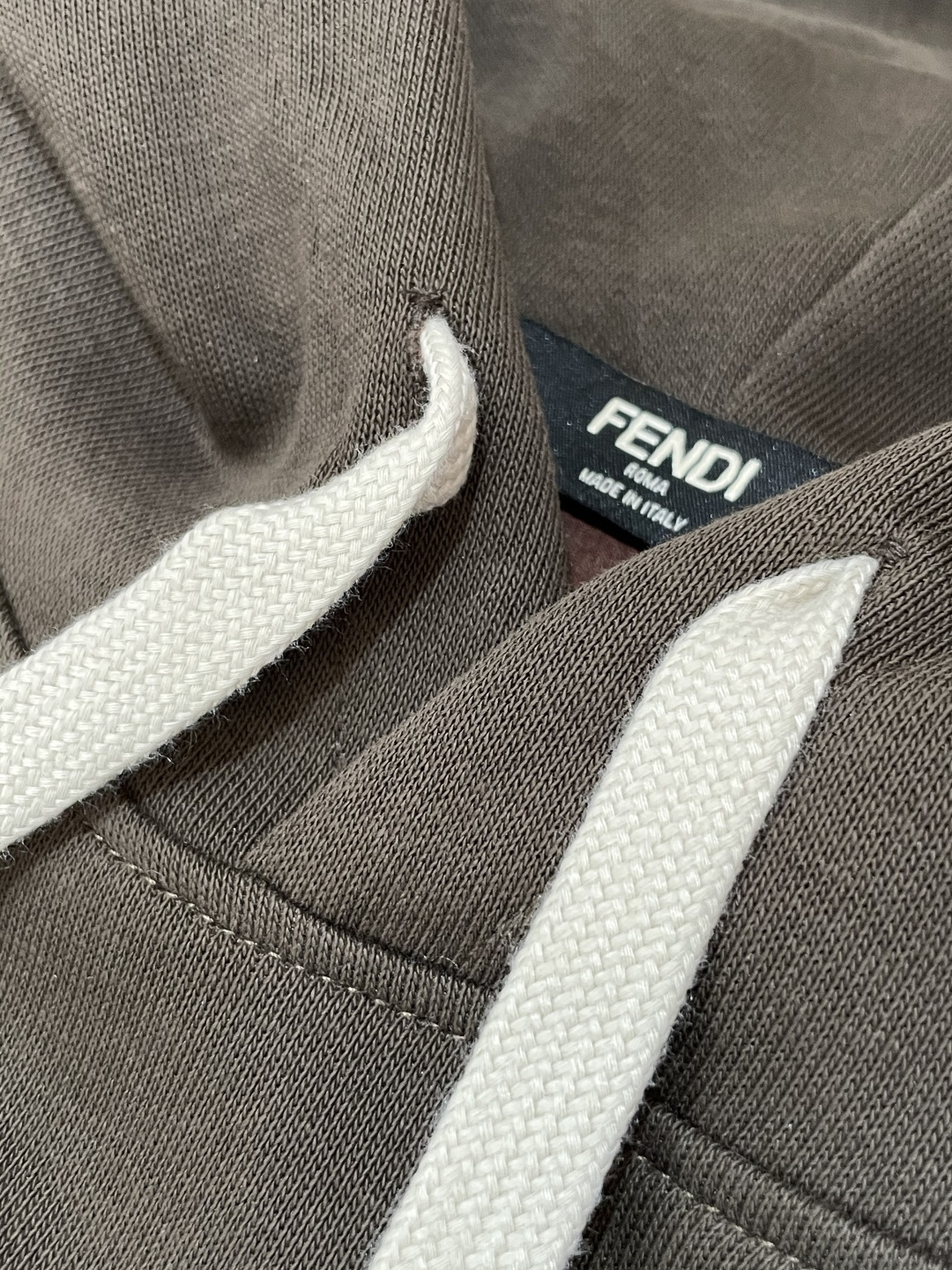 FD 套头连帽卫衣；经典套头男女同款，简约大气系列单品，低调奢华大气百搭款！卫衣选用客供100%高克重棉