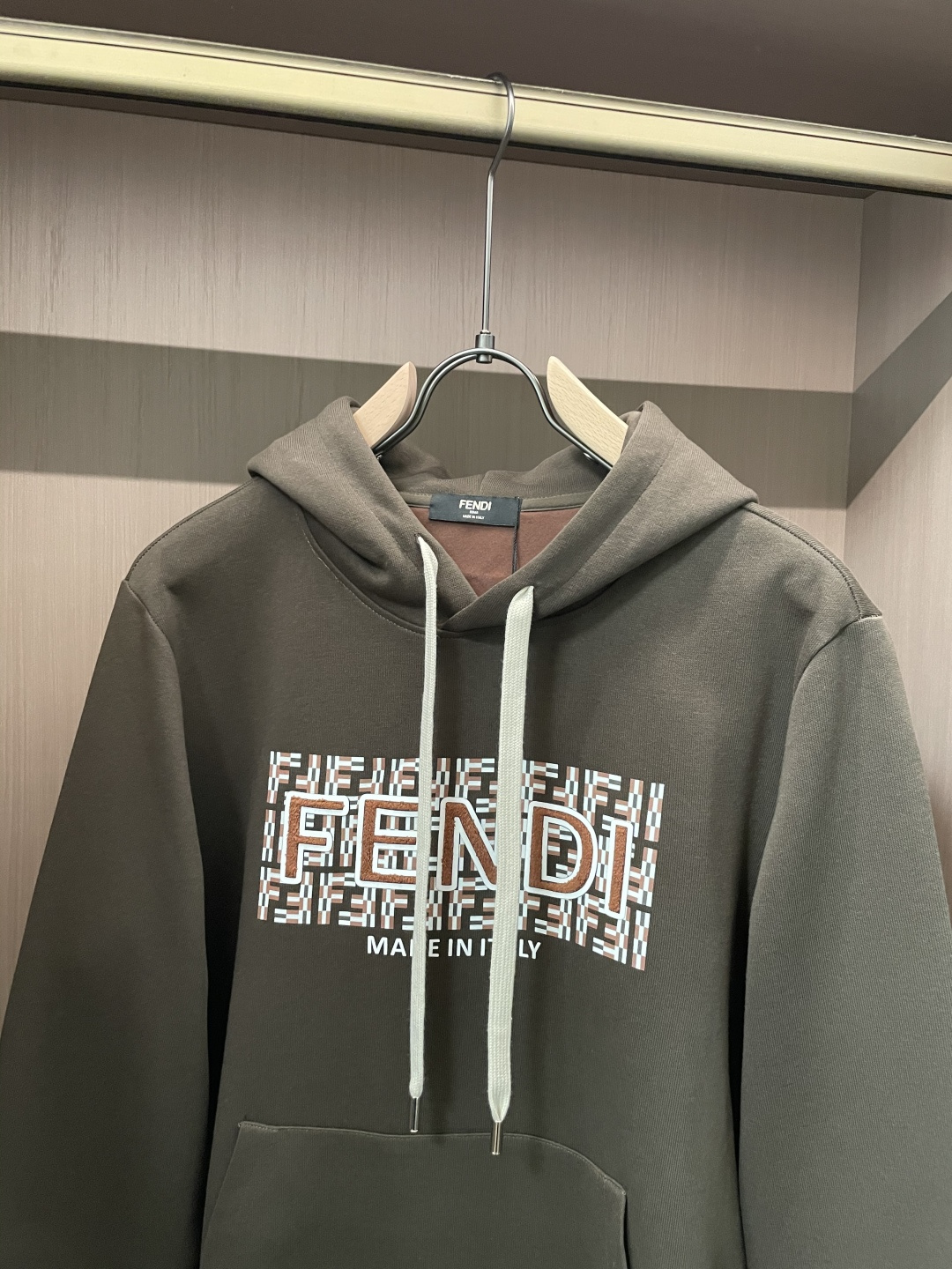 FD 套头连帽卫衣；经典套头男女同款，简约大气系列单品，低调奢华大气百搭款！卫衣选用客供100%高克重棉